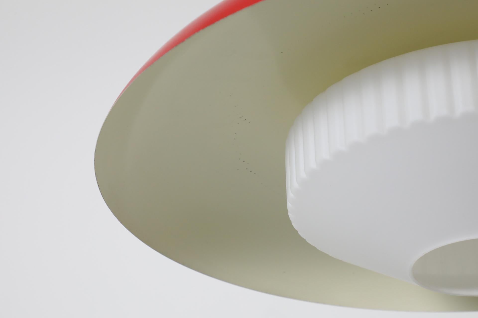 Lampe suspendue du milieu du siècle dernier en émail rouge et verre dépoli de Philips en vente 10
