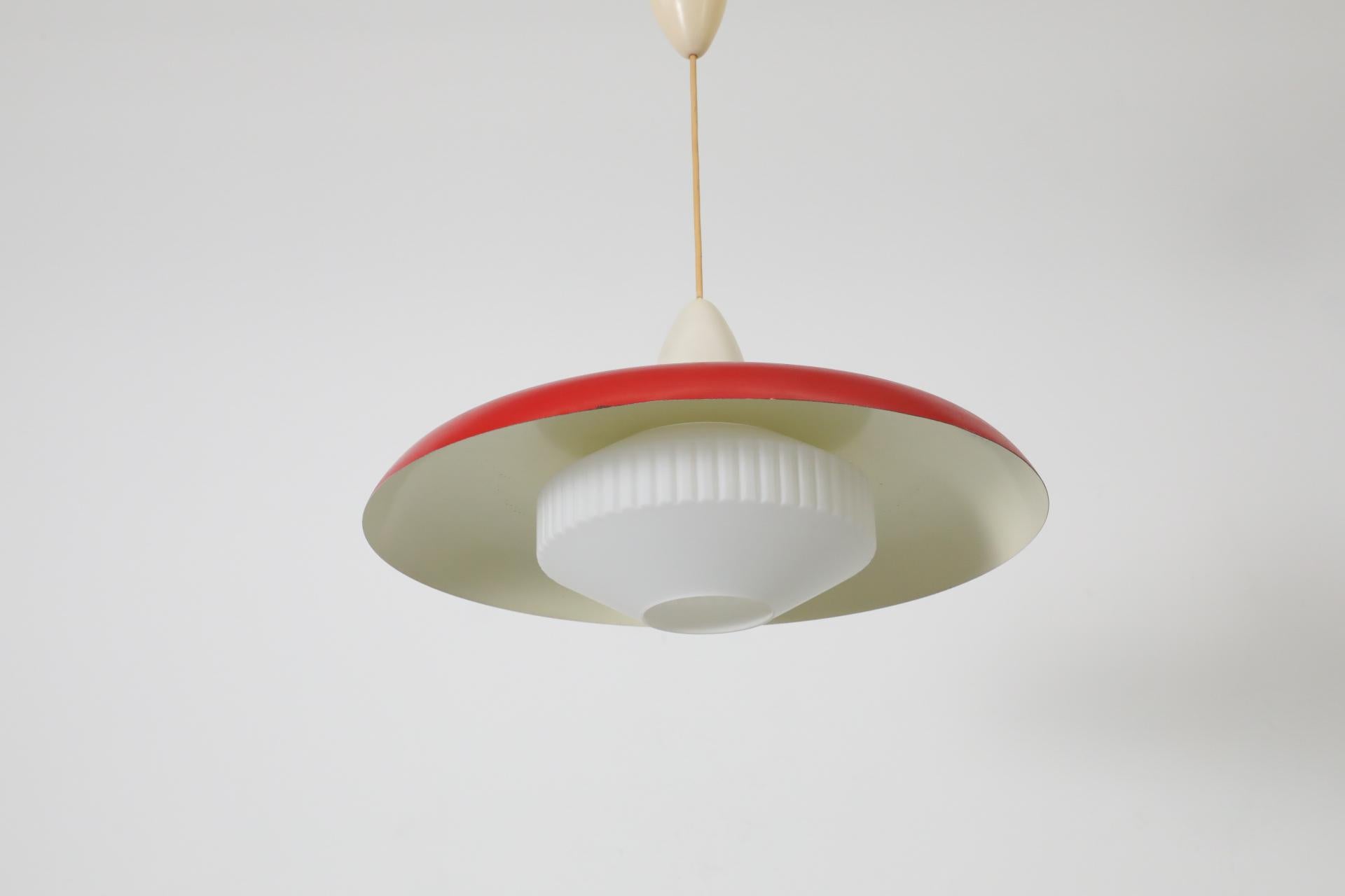 Lampe suspendue du milieu du siècle dernier en émail rouge et verre dépoli de Philips en vente 11