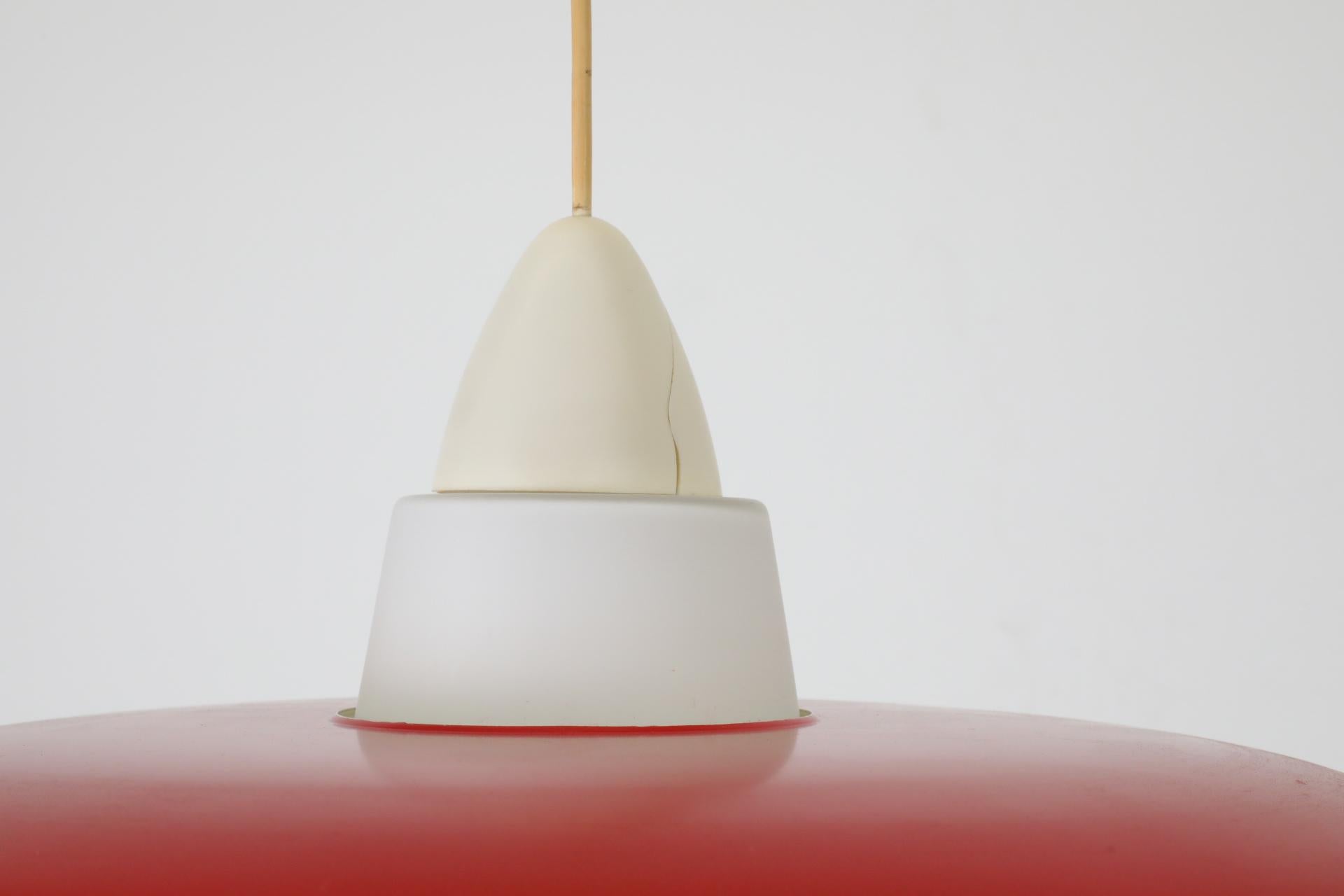 Lampe suspendue du milieu du siècle dernier en émail rouge et verre dépoli de Philips en vente 12