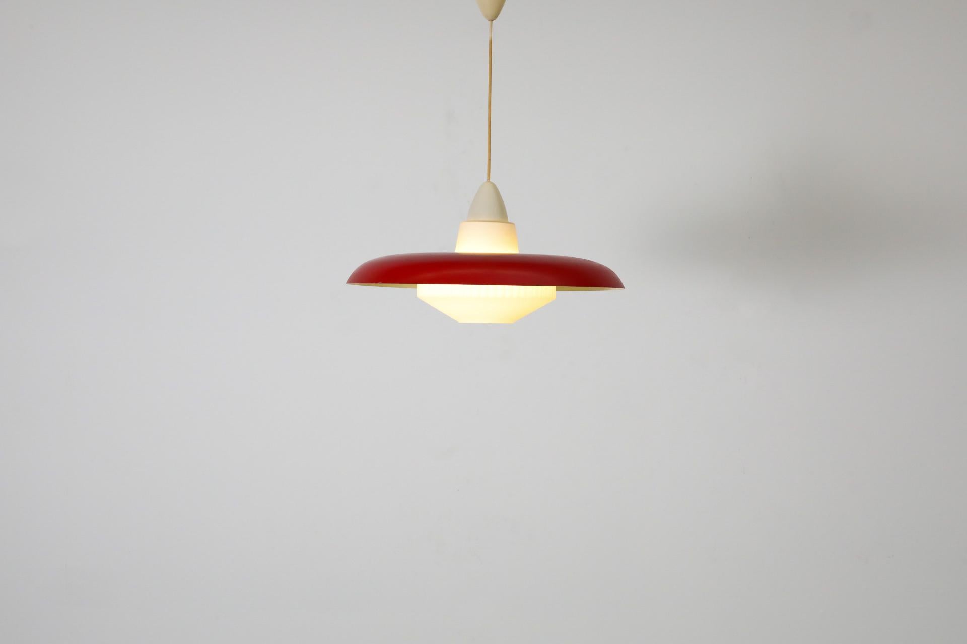 Mid-Century Modern Lampe suspendue du milieu du siècle dernier en émail rouge et verre dépoli de Philips en vente