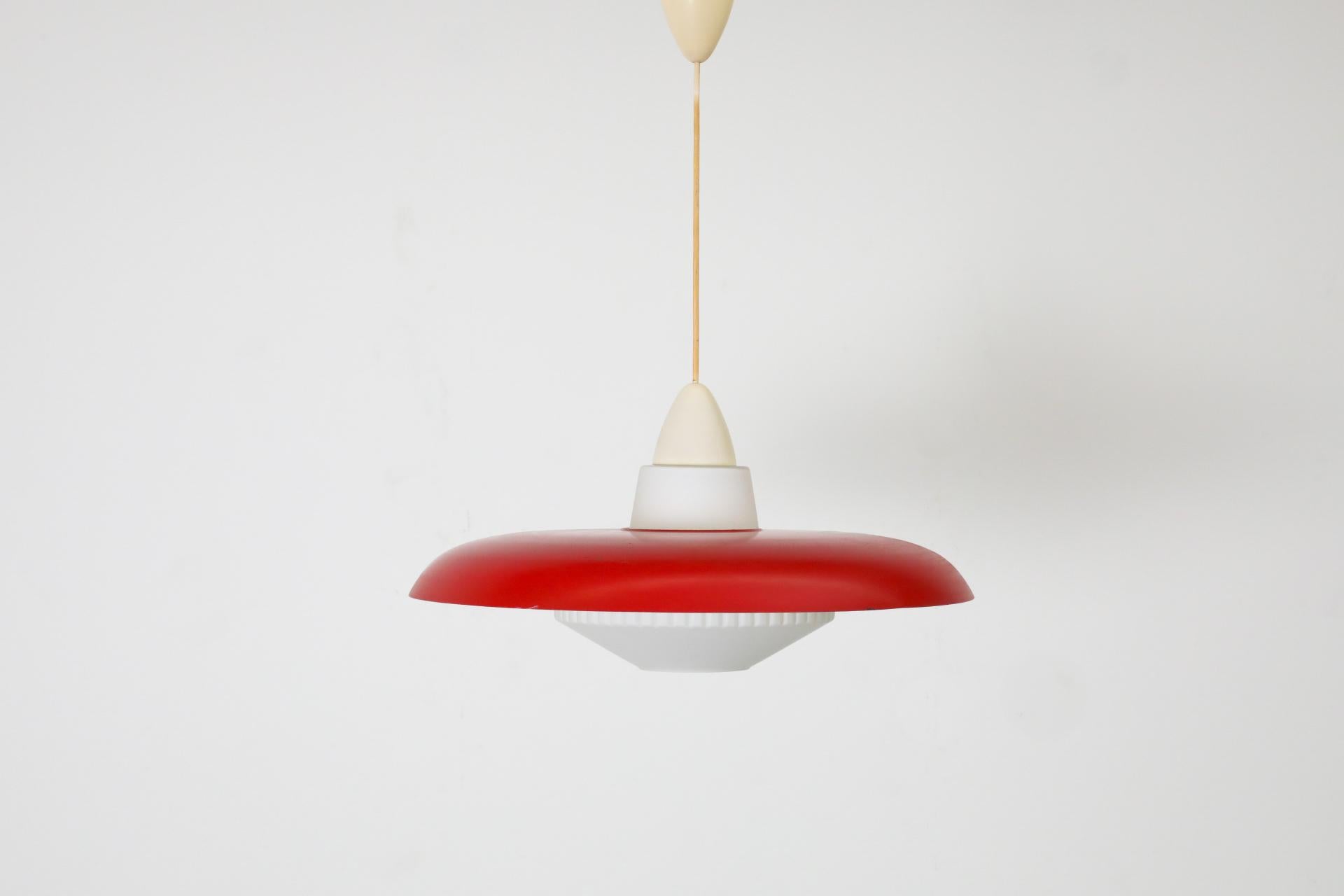 Néerlandais Lampe suspendue du milieu du siècle dernier en émail rouge et verre dépoli de Philips en vente