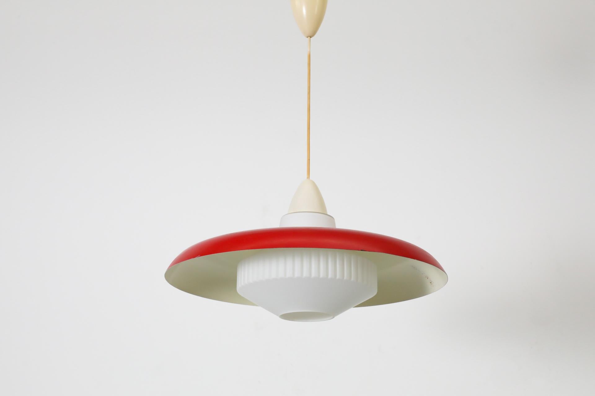 Émaillé Lampe suspendue du milieu du siècle dernier en émail rouge et verre dépoli de Philips en vente