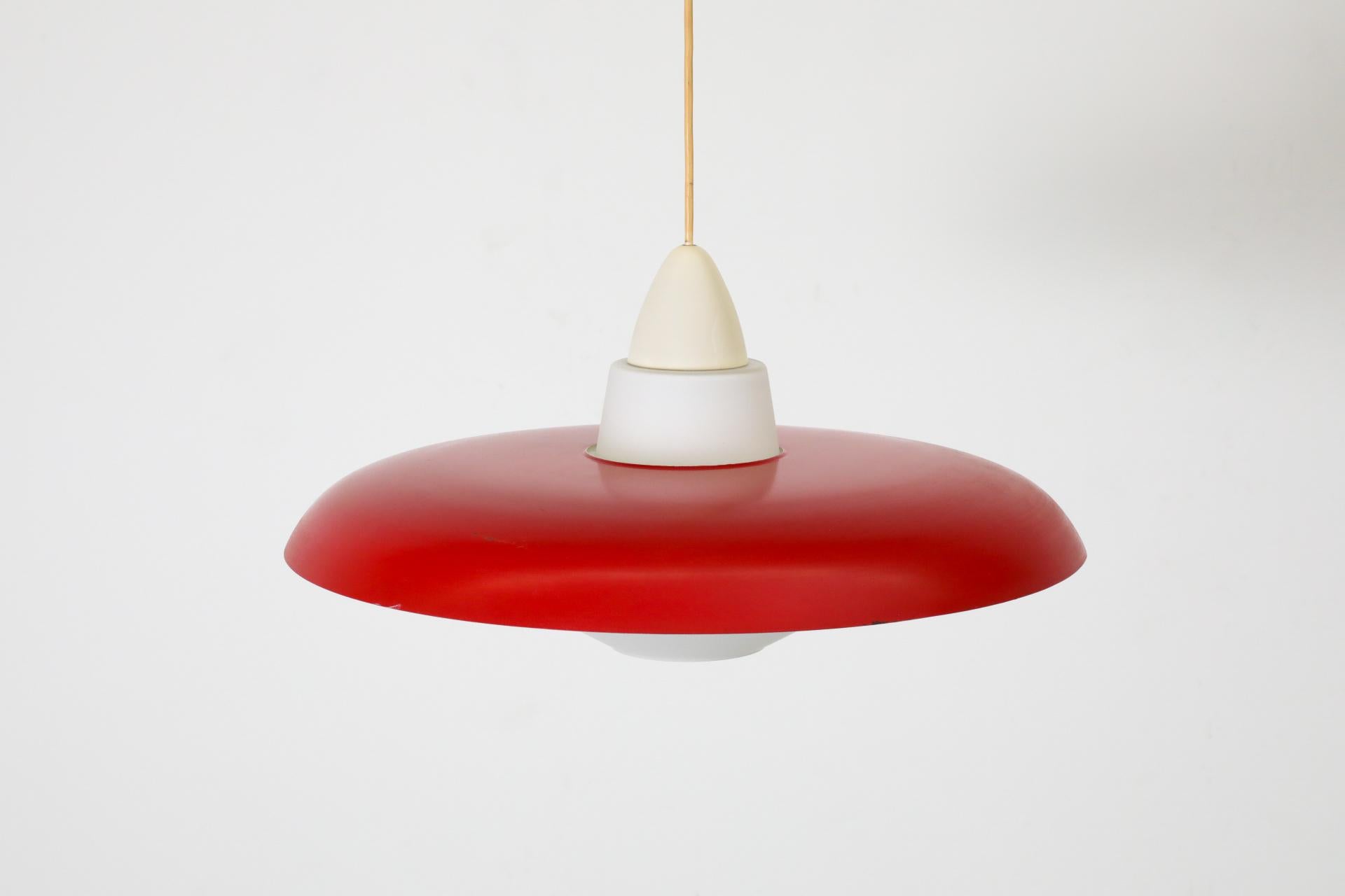 Lampe suspendue du milieu du siècle dernier en émail rouge et verre dépoli de Philips Bon état - En vente à Los Angeles, CA