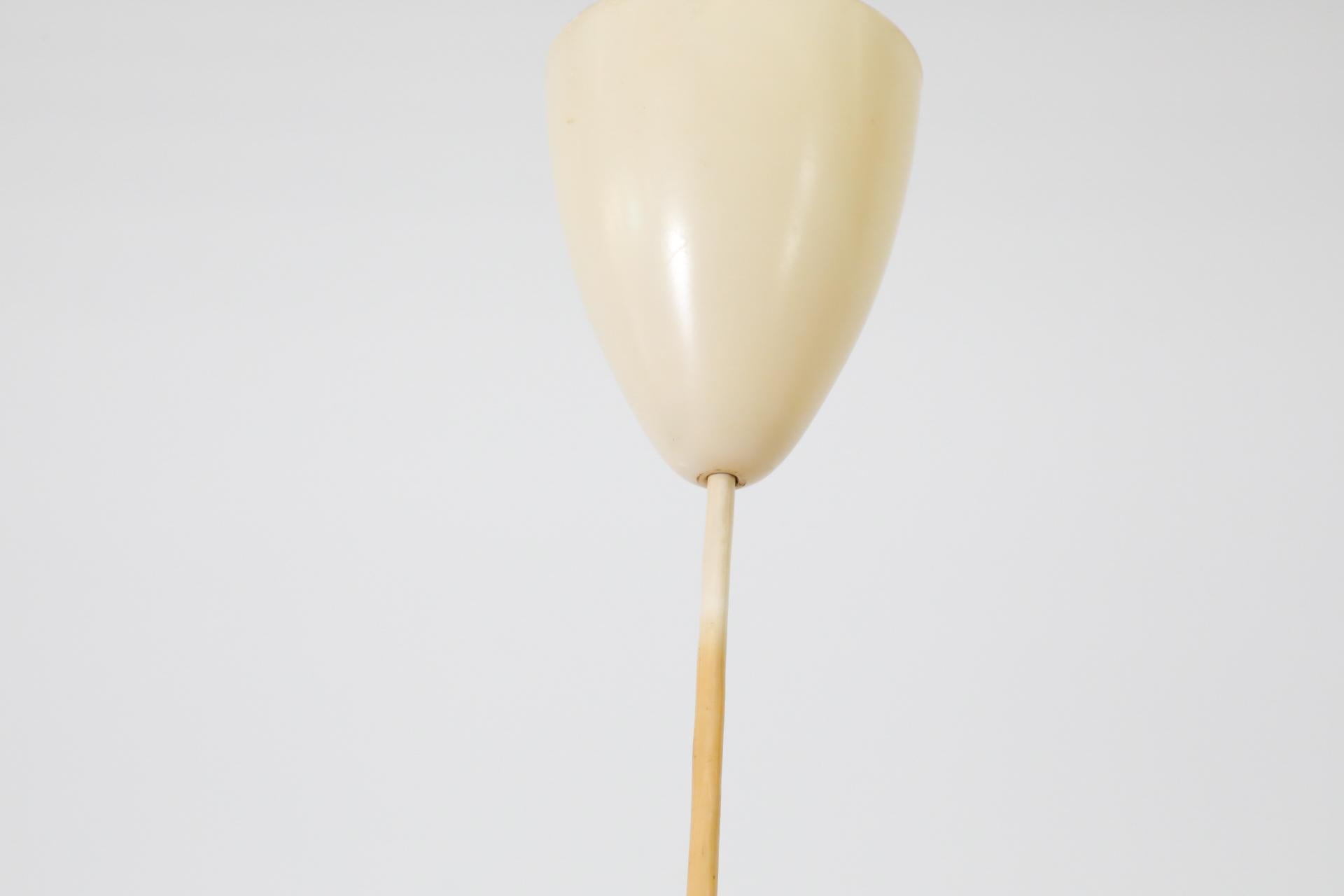 20ième siècle Lampe suspendue du milieu du siècle dernier en émail rouge et verre dépoli de Philips en vente