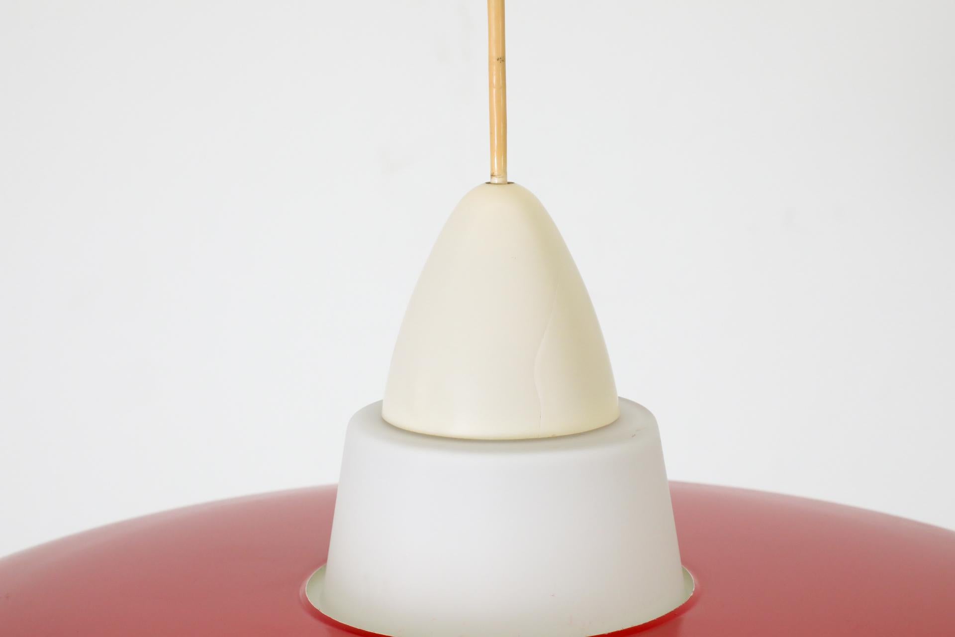 Métal Lampe suspendue du milieu du siècle dernier en émail rouge et verre dépoli de Philips en vente