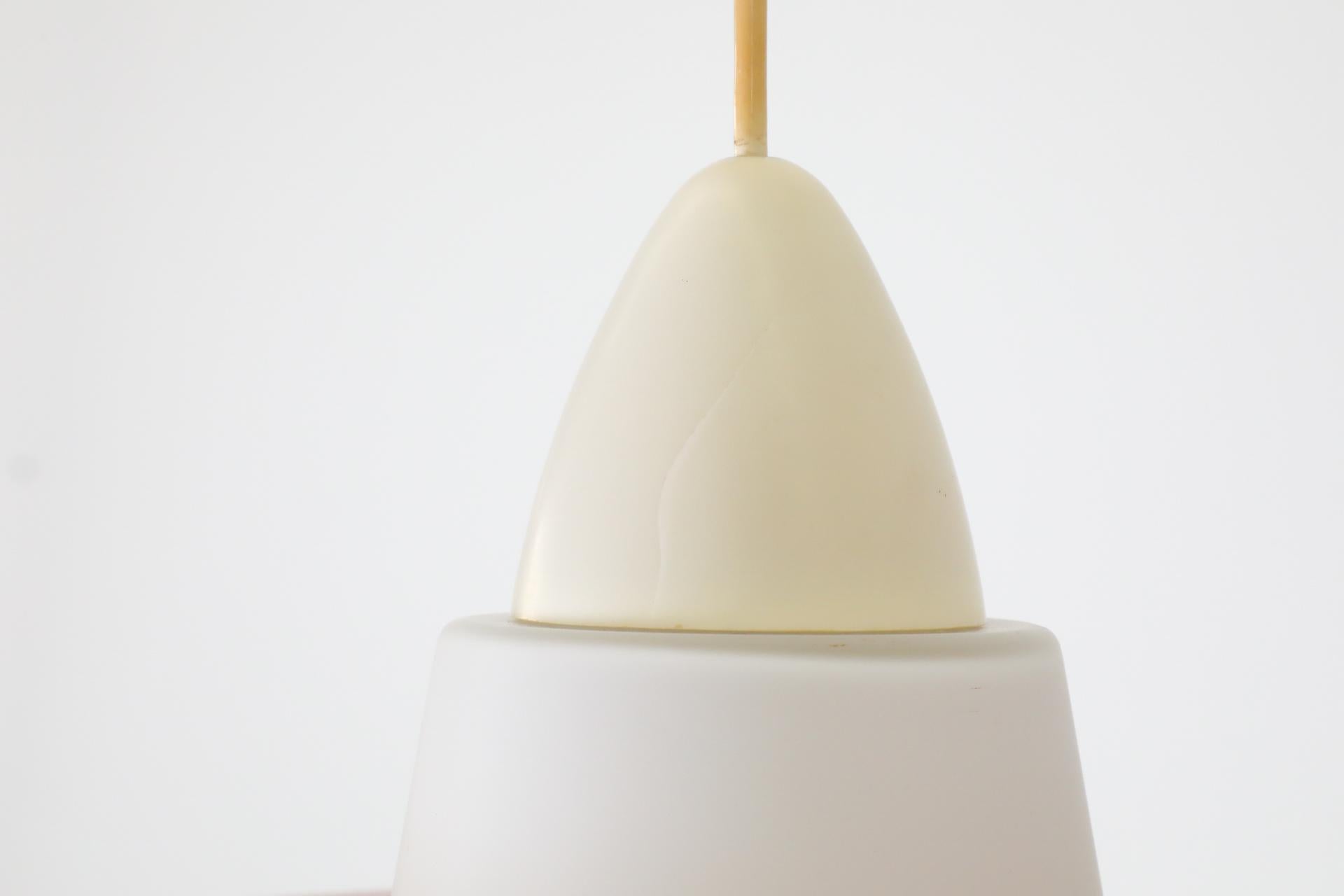 Lampe suspendue du milieu du siècle dernier en émail rouge et verre dépoli de Philips en vente 1