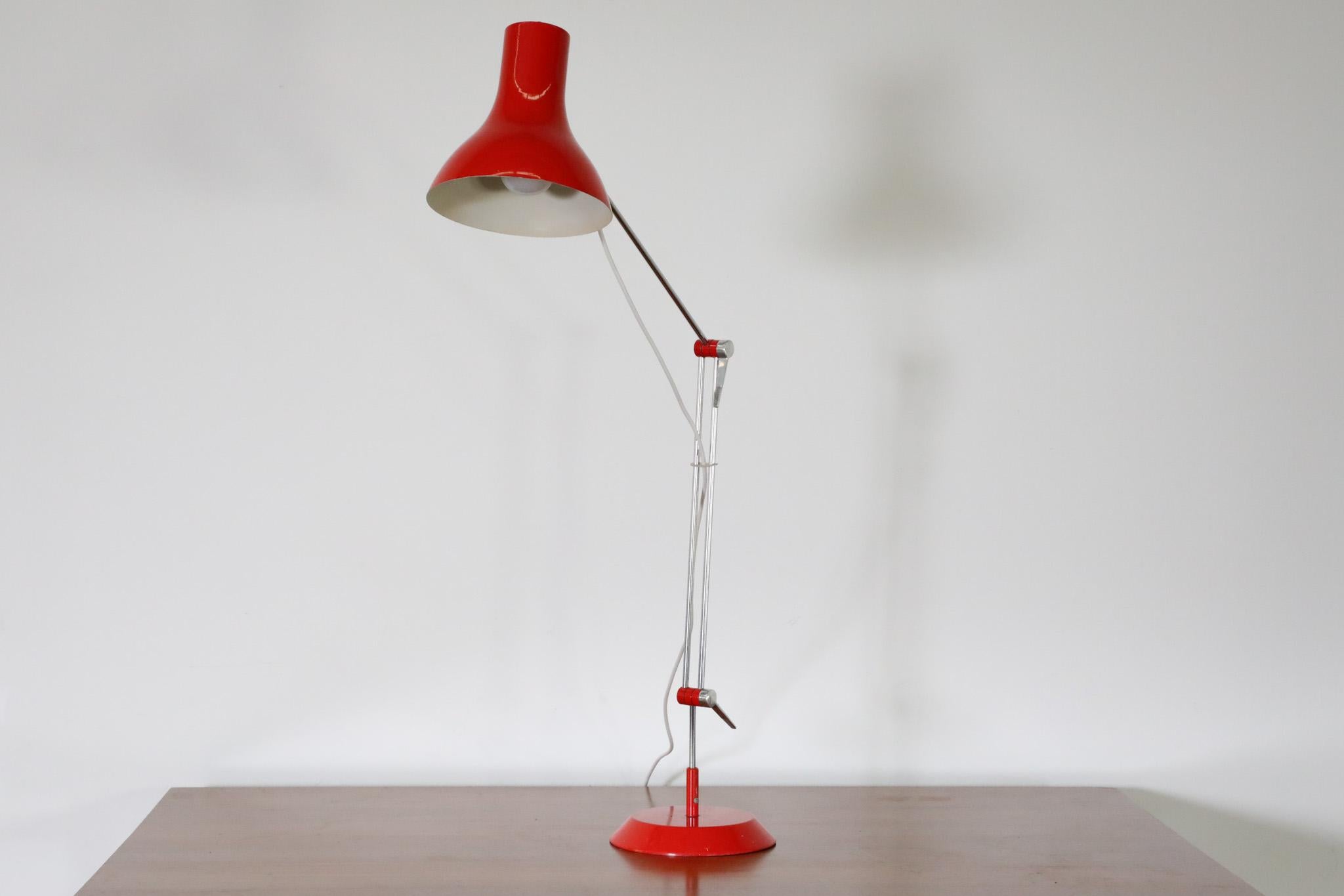 Lampe de travail émaillée rouge du milieu du siècle par Napako en vente 2