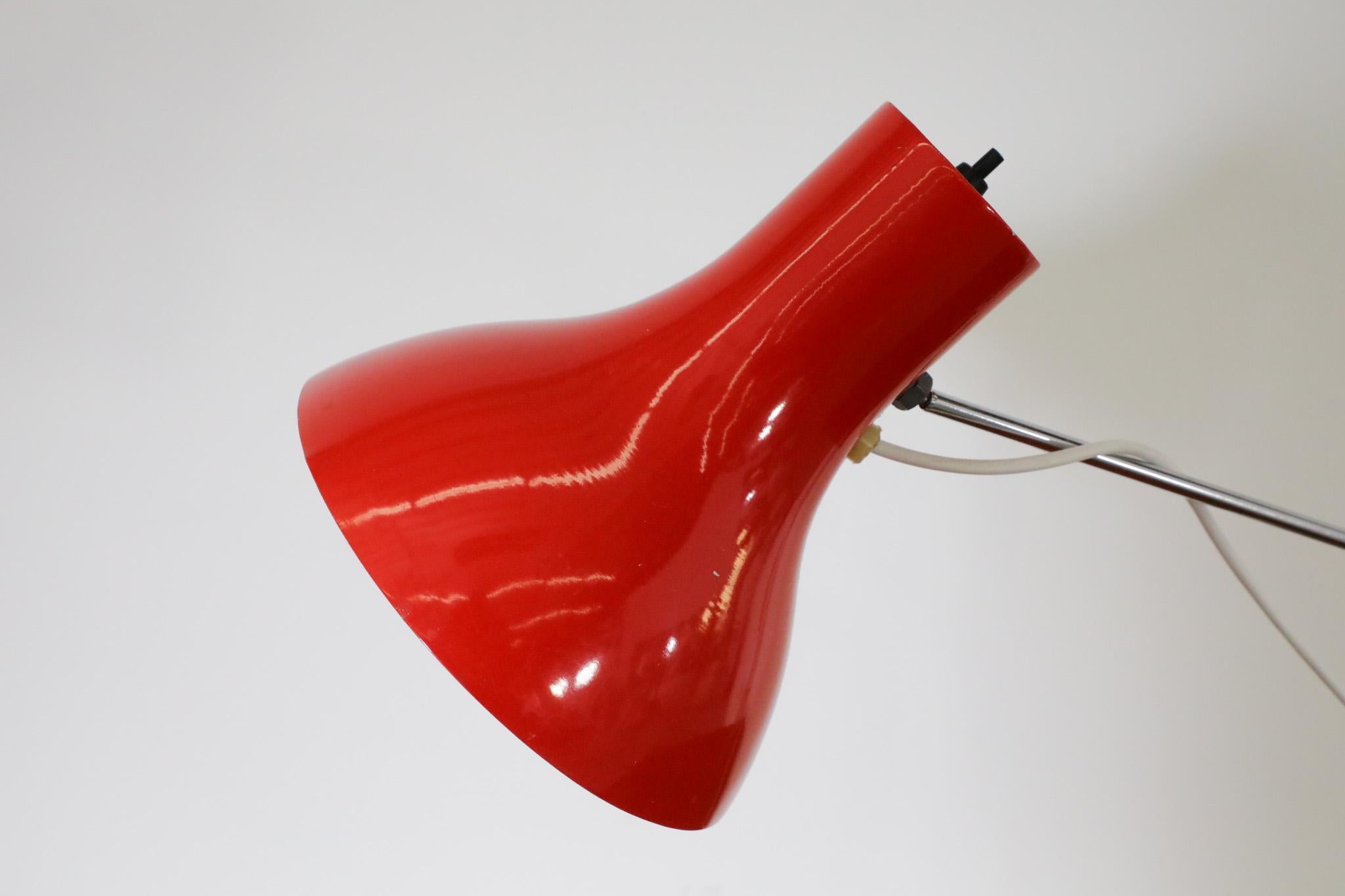 Lampe de travail émaillée rouge du milieu du siècle par Napako en vente 3