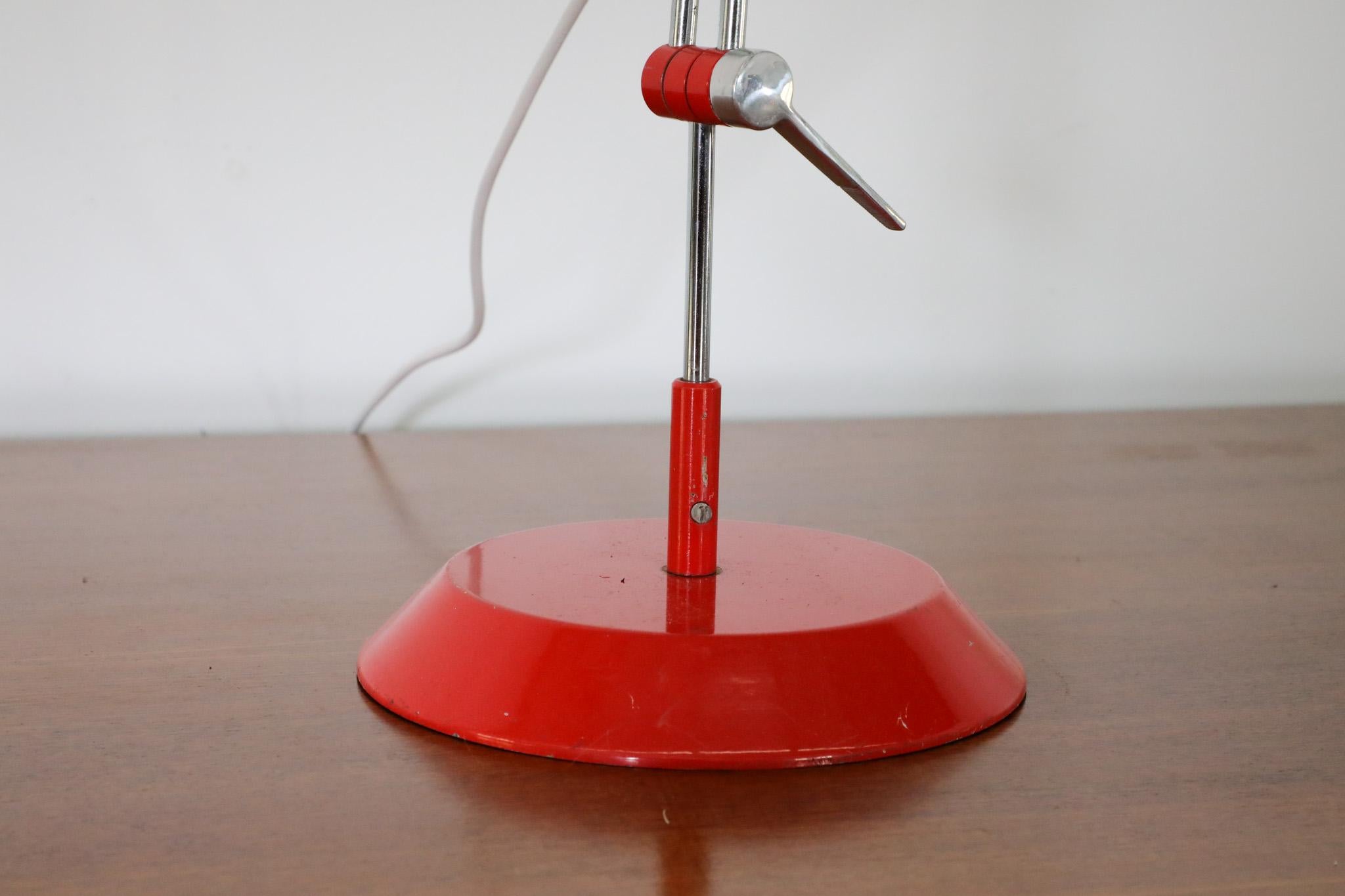 Lampe de travail émaillée rouge du milieu du siècle par Napako en vente 6