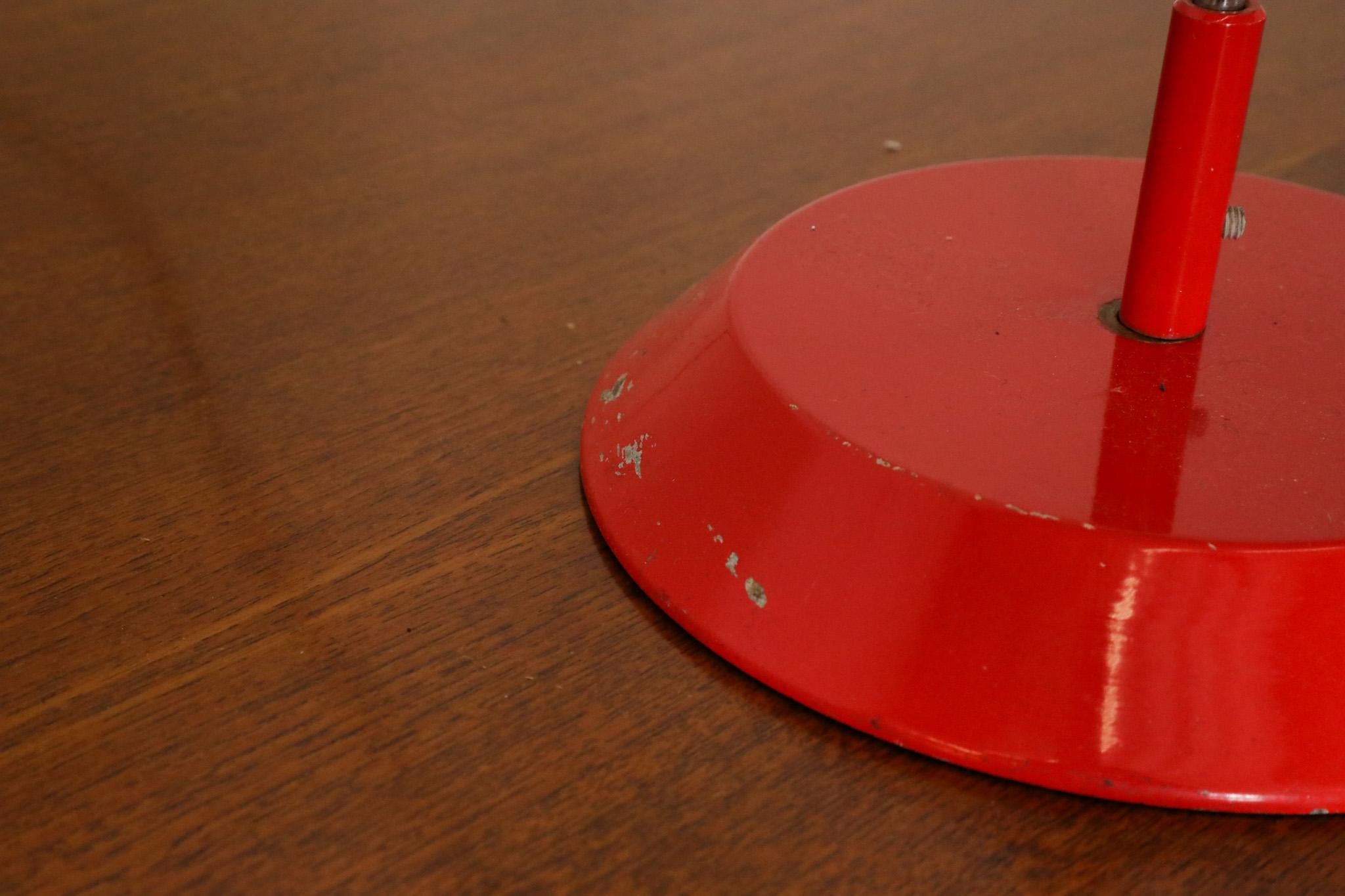 Lampe de travail émaillée rouge du milieu du siècle par Napako en vente 8