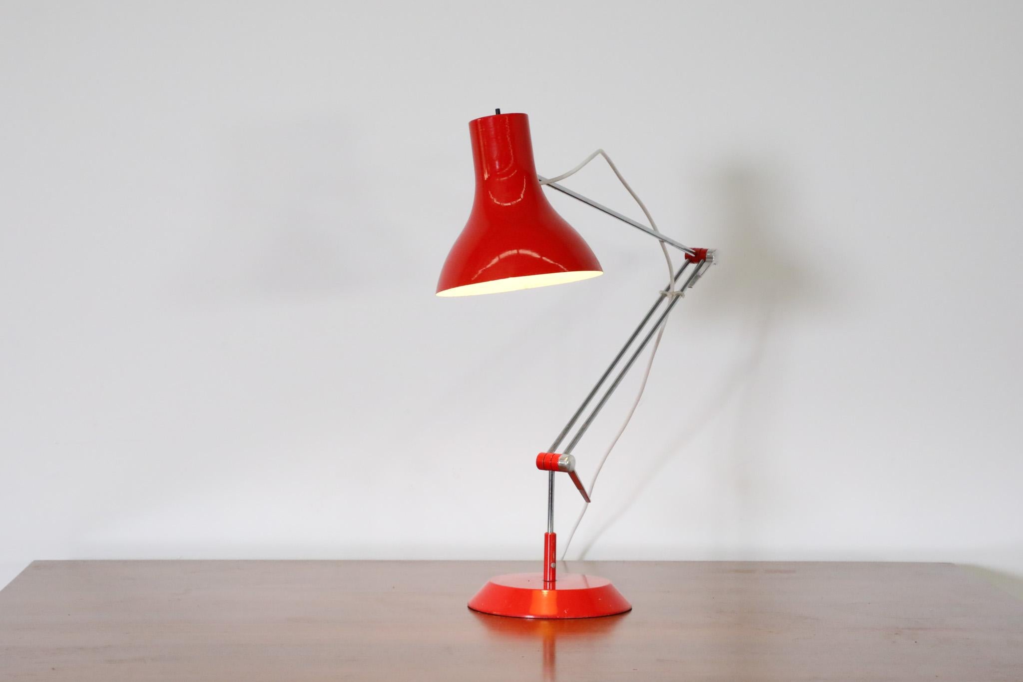 Mid-Century Modern Lampe de travail émaillée rouge du milieu du siècle par Napako en vente