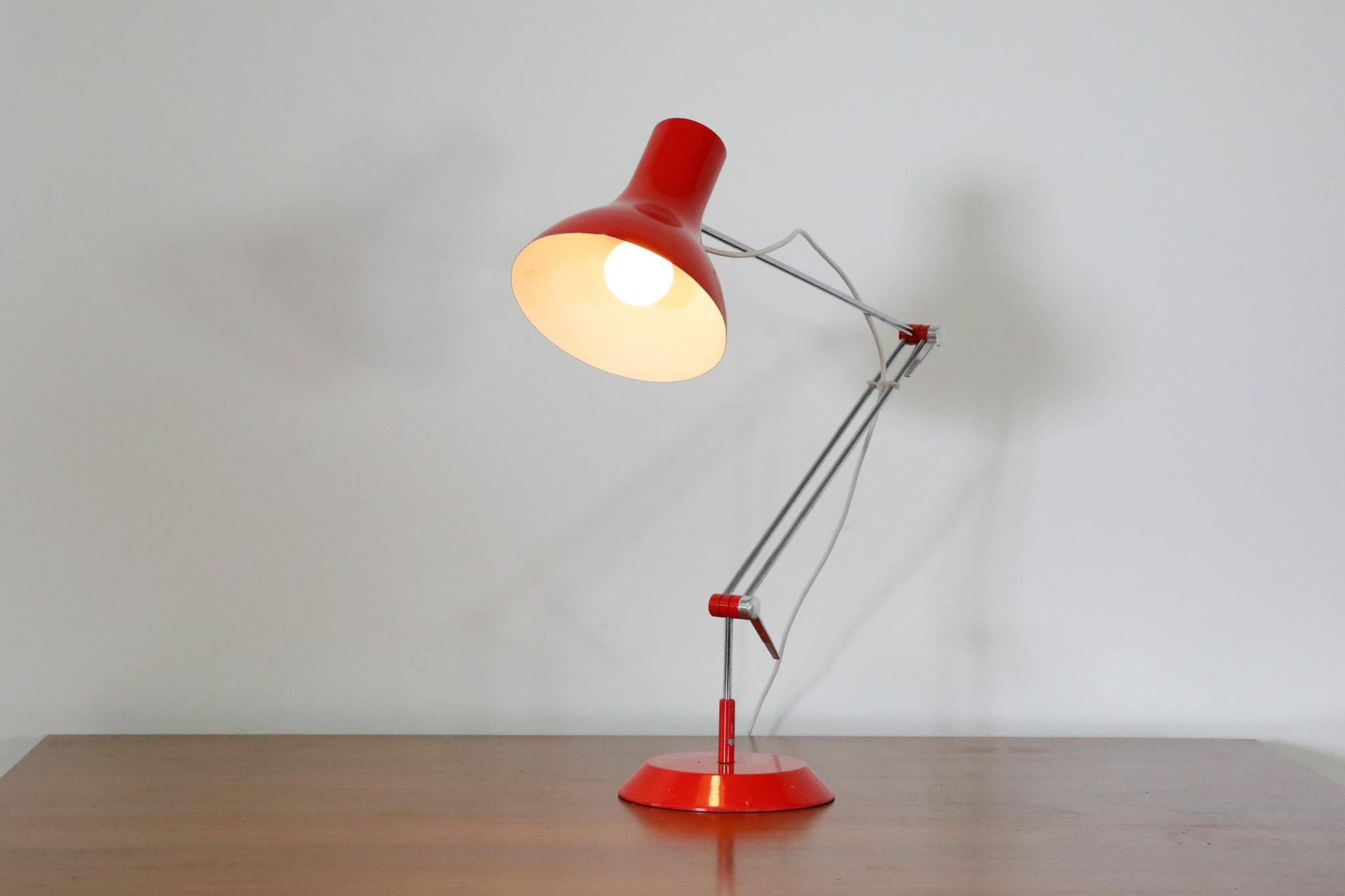 Tchèque Lampe de travail émaillée rouge du milieu du siècle par Napako en vente