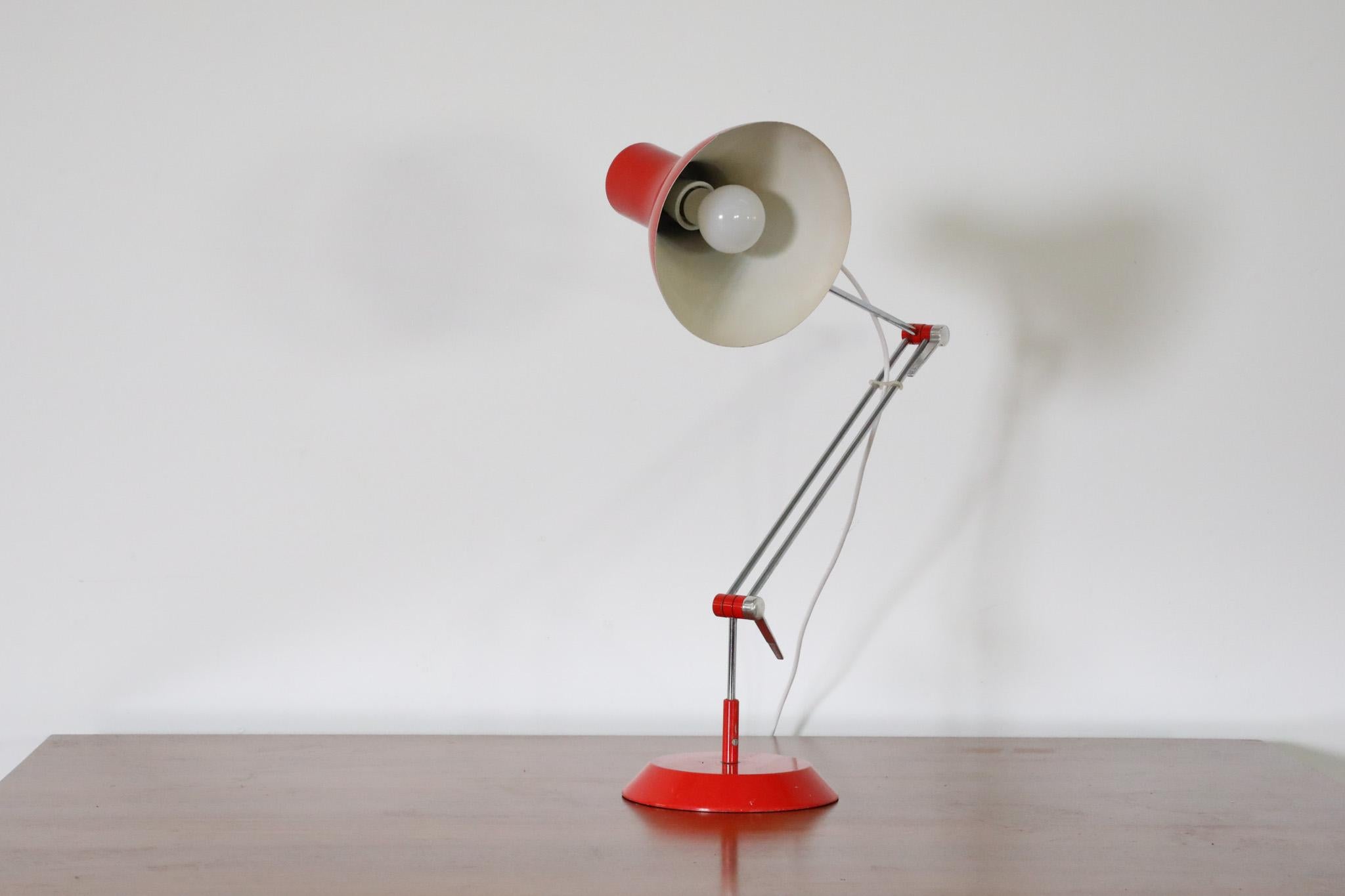 Lampe de travail émaillée rouge du milieu du siècle par Napako Bon état - En vente à Los Angeles, CA