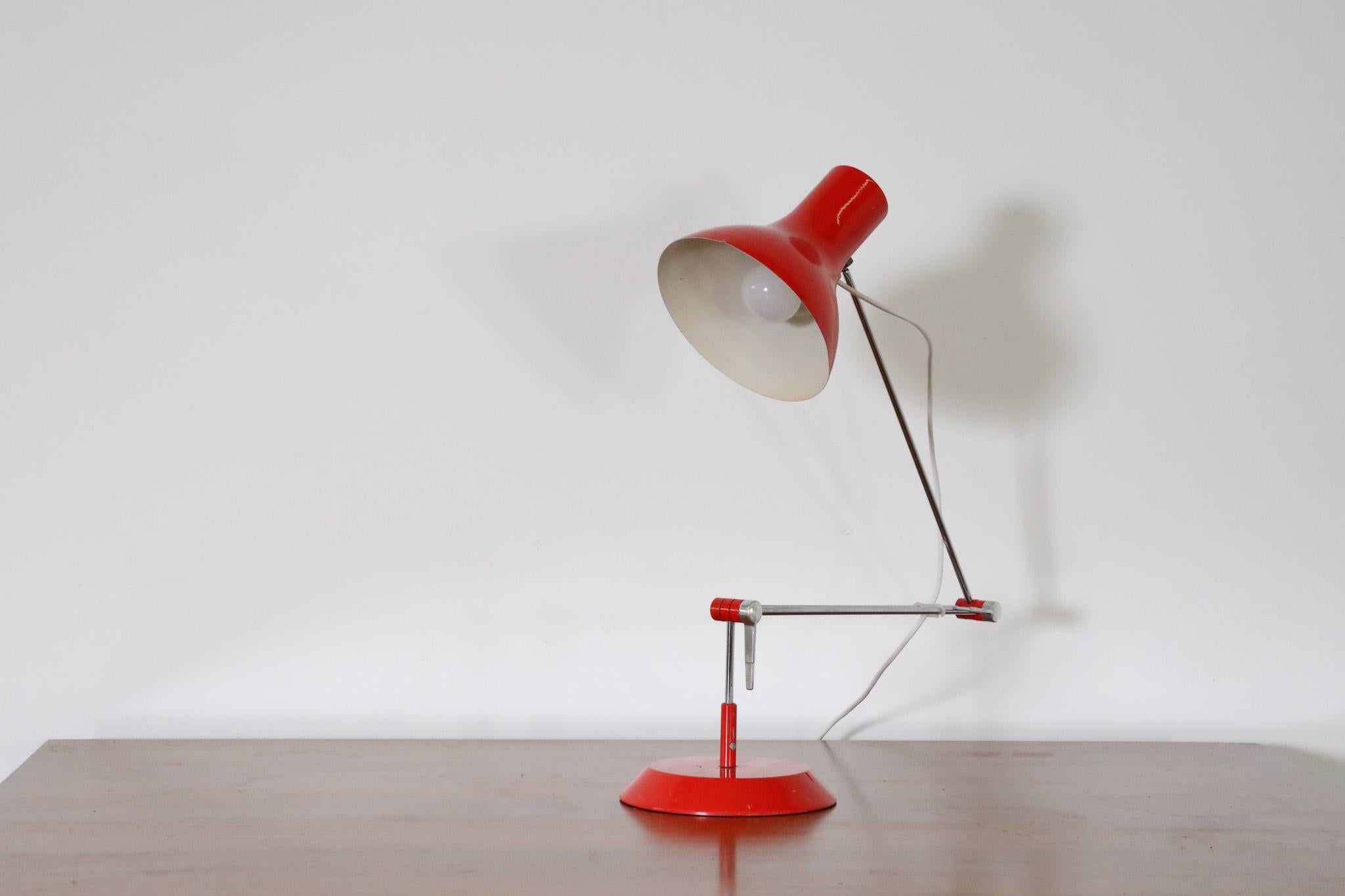 Milieu du XXe siècle Lampe de travail émaillée rouge du milieu du siècle par Napako en vente