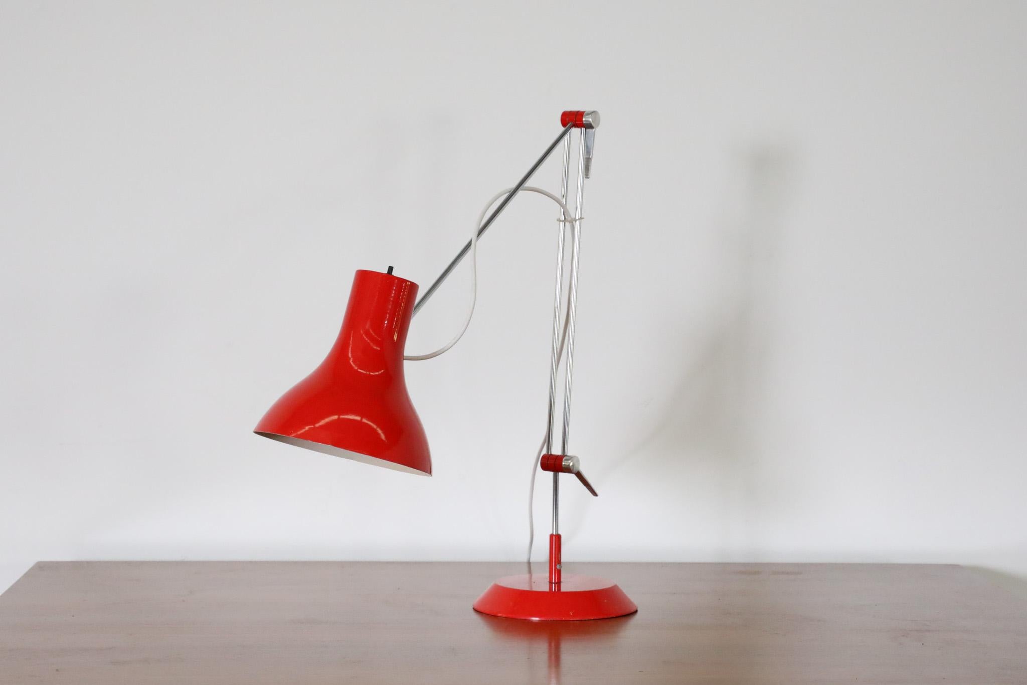 Aluminium Lampe de travail émaillée rouge du milieu du siècle par Napako en vente
