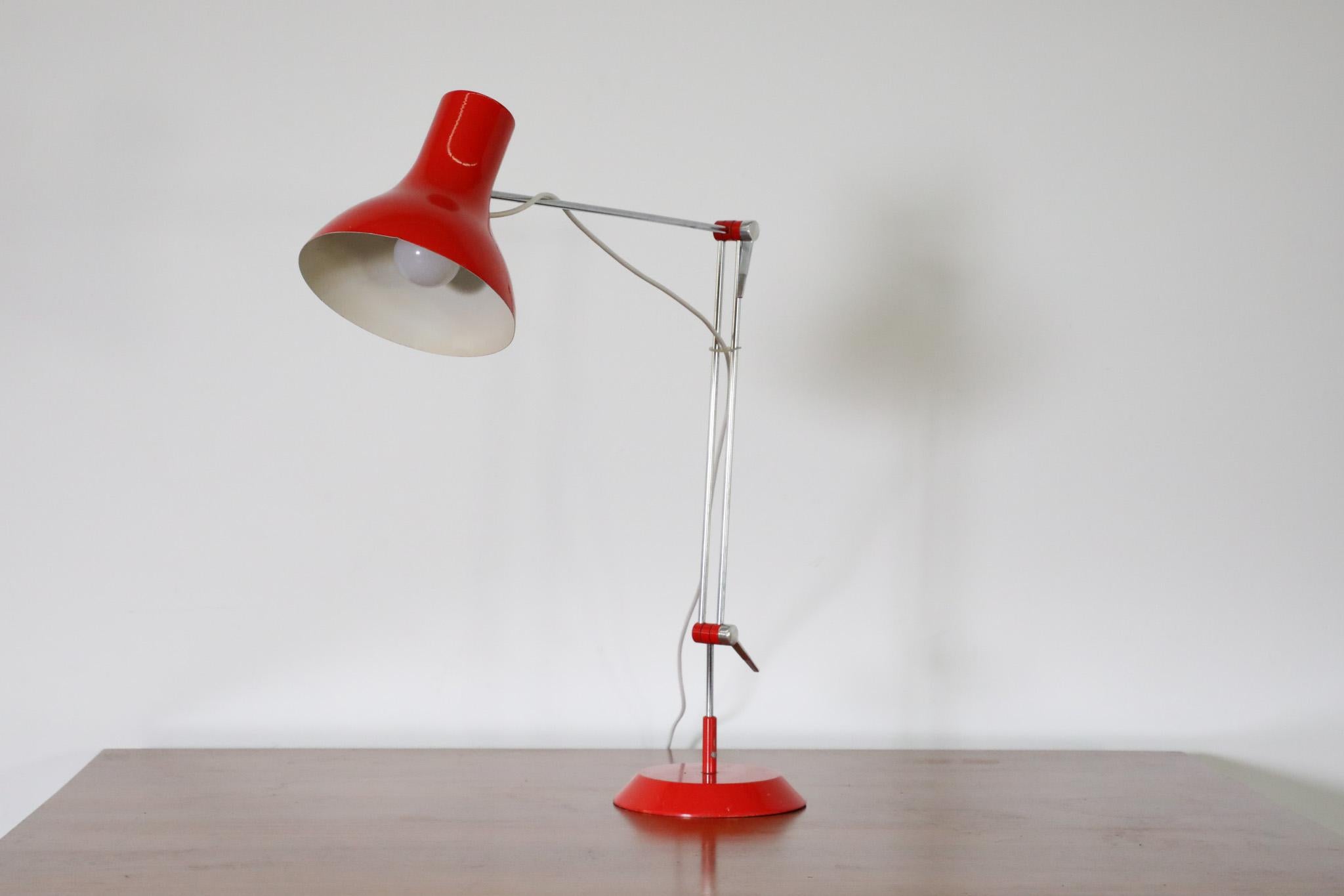 Lampe de travail émaillée rouge du milieu du siècle par Napako en vente 1