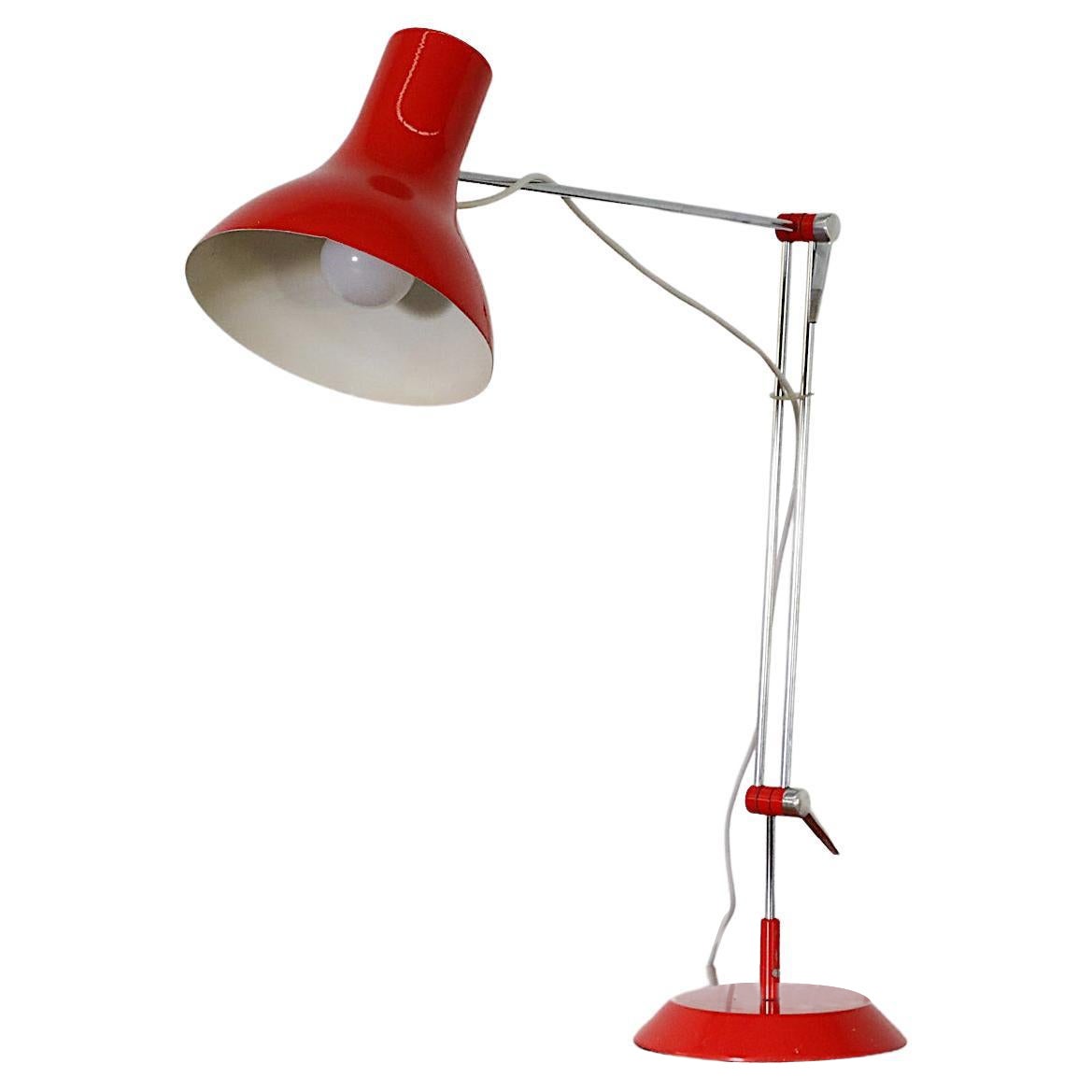 Lampada da tavolo smaltata rossa di metà secolo di Napako in vendita