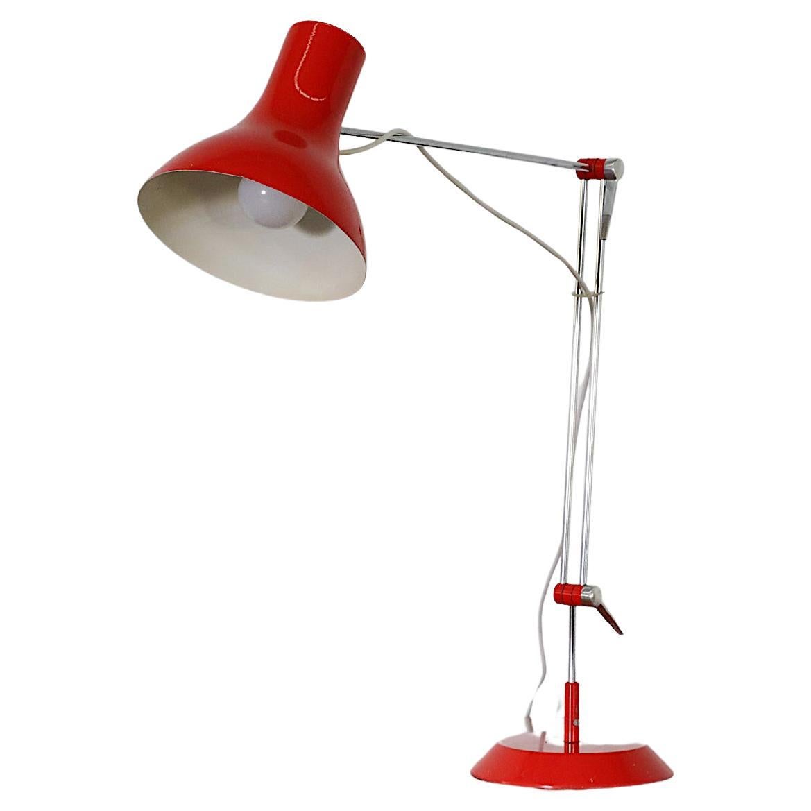 Lampe de travail émaillée rouge du milieu du siècle par Napako en vente