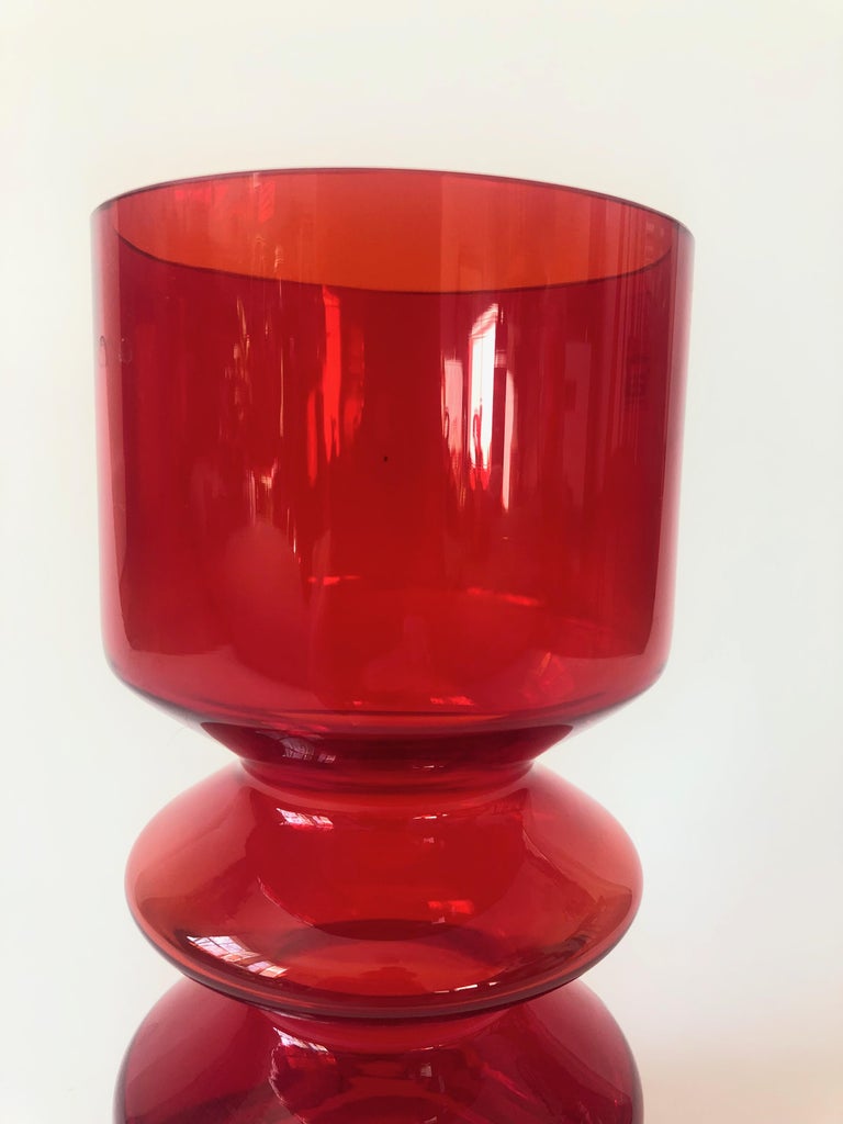 Mid Century Red Finnish Glass Vase by Tamara Aladin for Riihimaen Lasi In Good Condition For Sale In Vallejo, CA