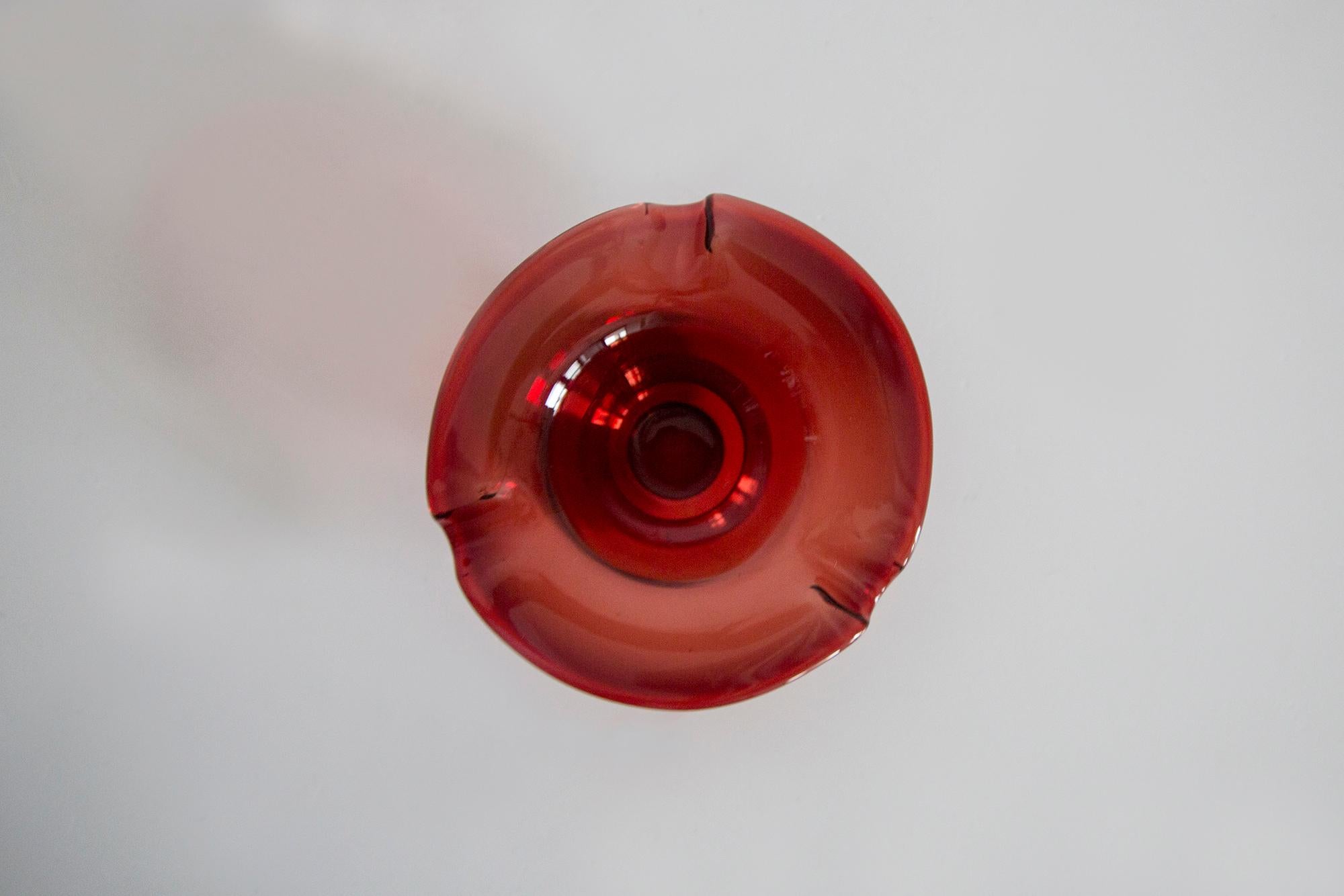 Cenicero de cristal rojo de mediados de siglo, Italia, años 70 Cristal en venta