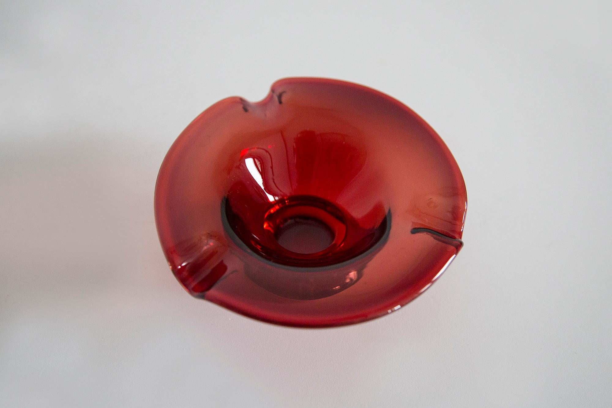 Mid Century Red Glass Ashtray Bowl, Italy, 1970s For Sale 1