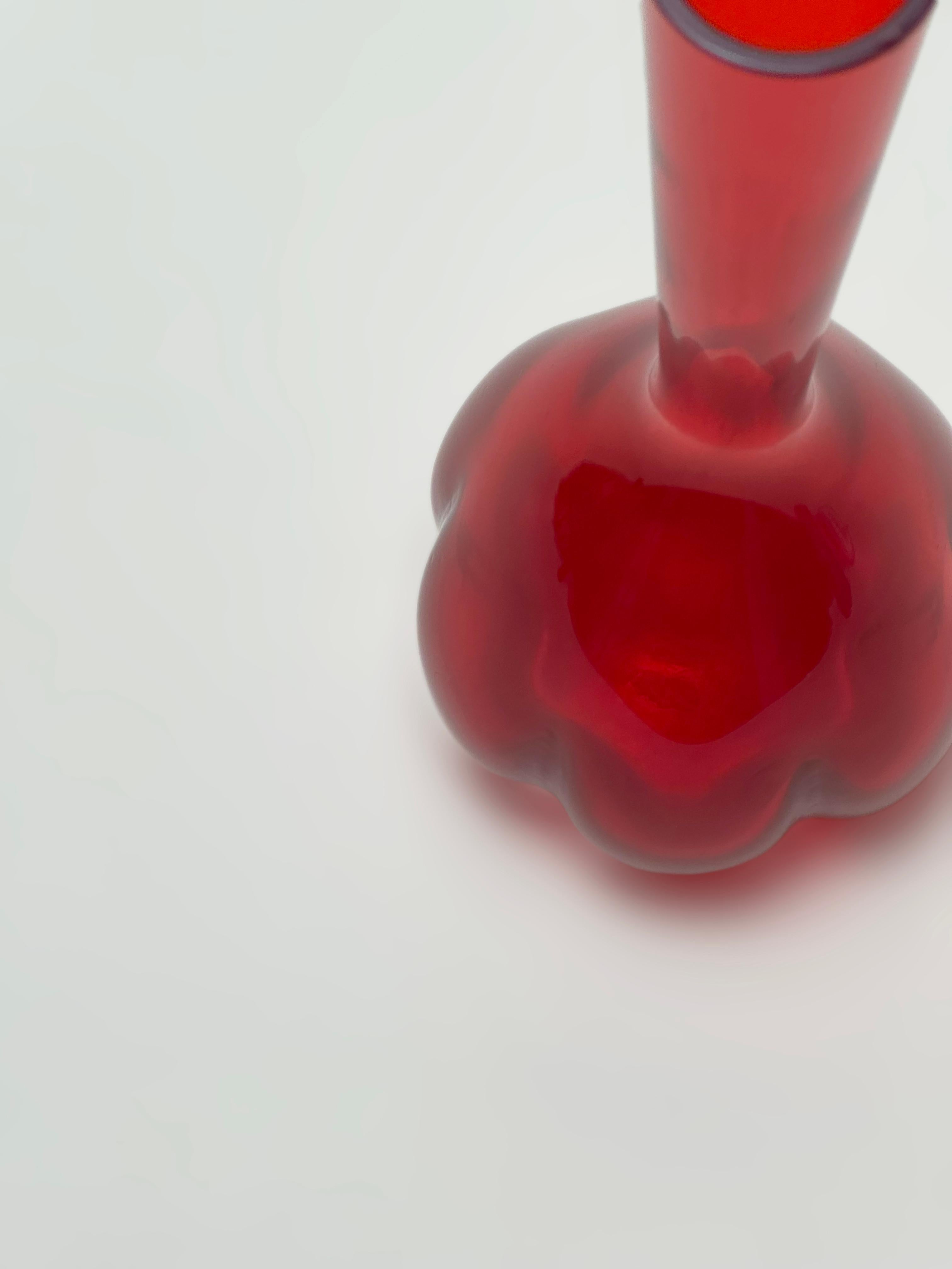 Jarrón solifleur de cristal rojo de mediados de siglo, diseñado por Martti Rytkönen para Elme Glasbruk, Suecia. A menudo conocido como jarrón Melón por su base rotunda y estriada, esta pieza es un ejemplo perdurable del diseño modernista escandinavo