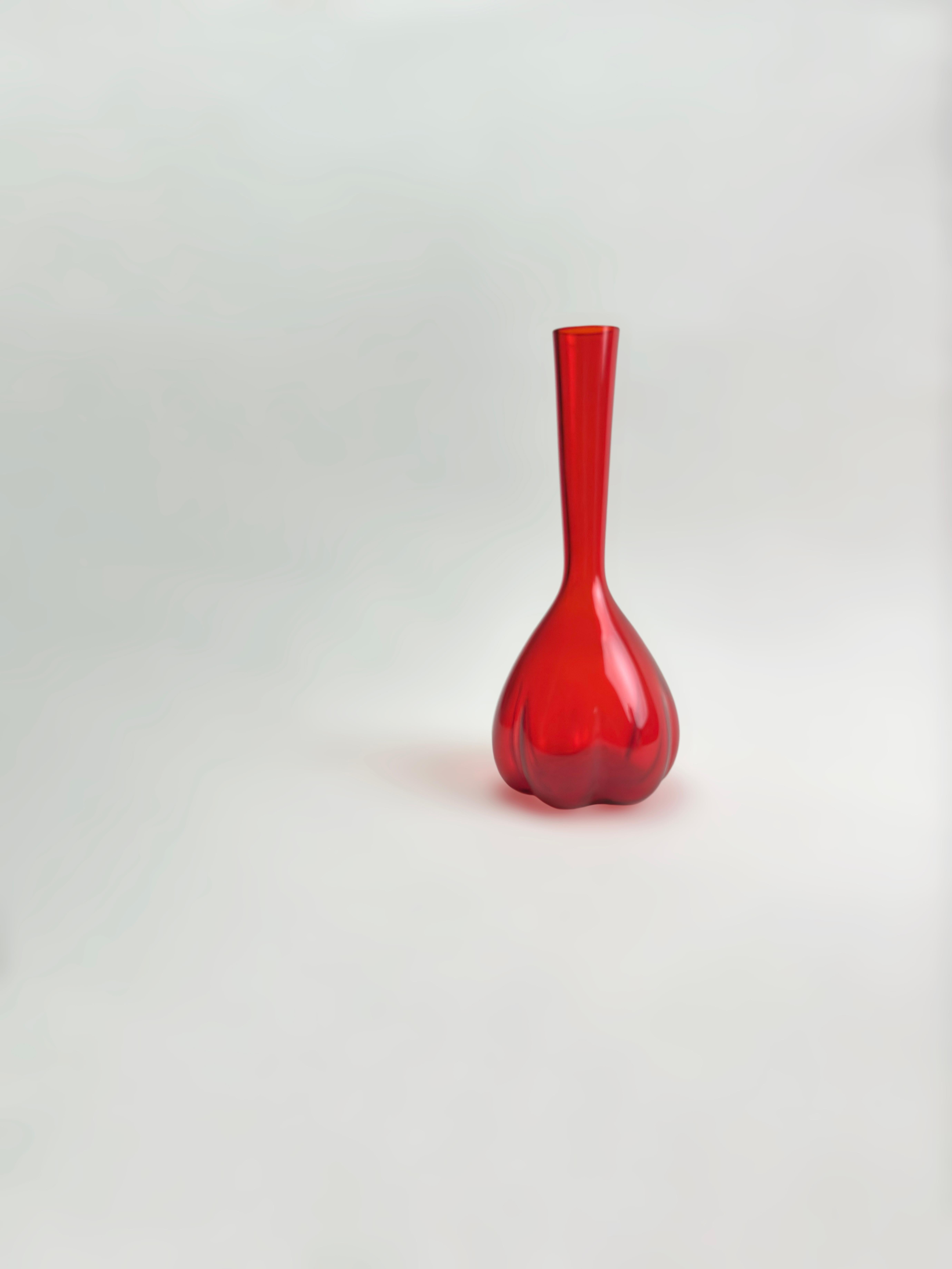 Jarrón melón de cristal rojo de mediados de siglo, Martti Rytkönen para Elme Glasbruk, Suecia Hecho a mano en venta