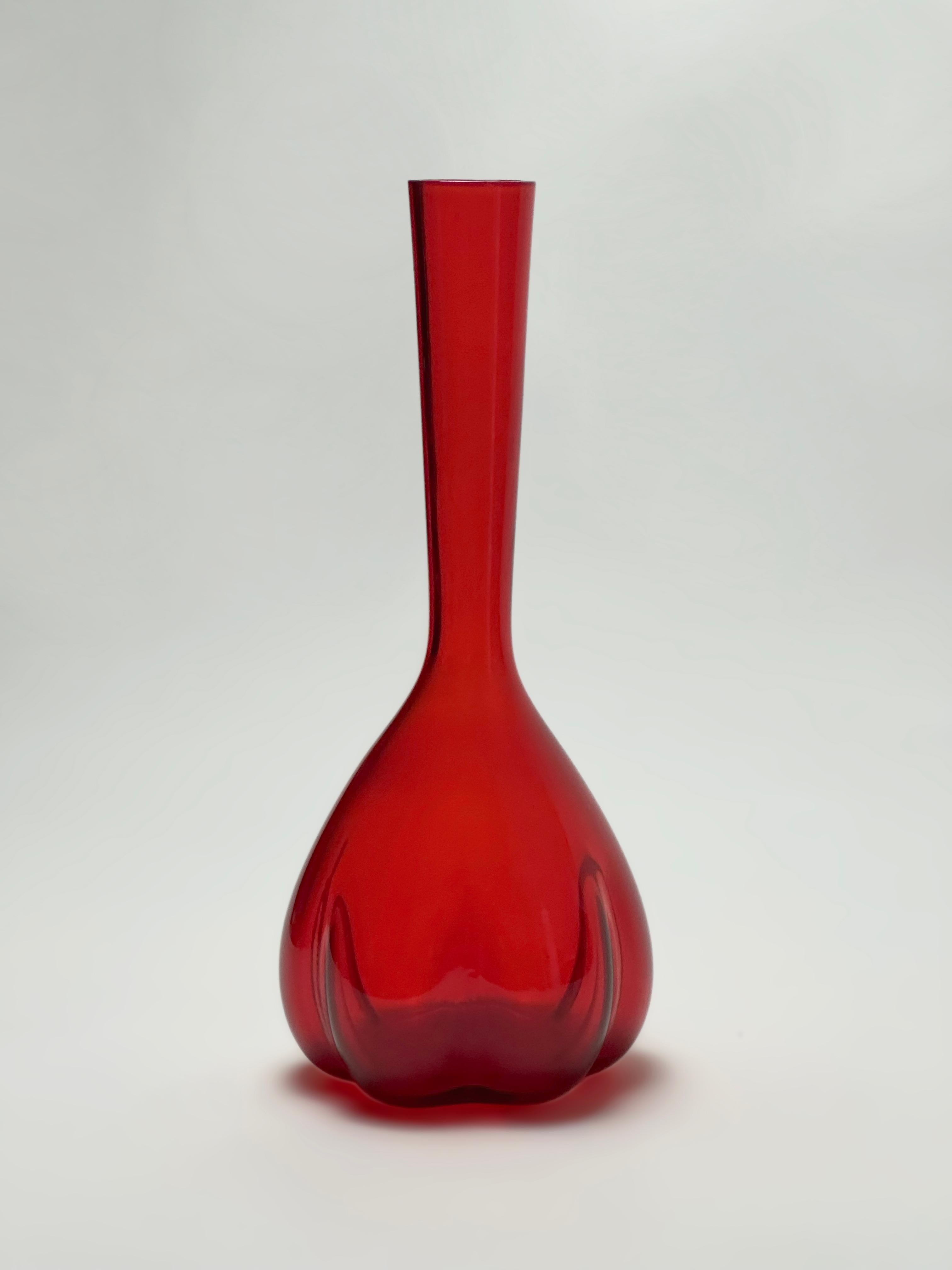 Jarrón melón de cristal rojo de mediados de siglo, Martti Rytkönen para Elme Glasbruk, Suecia siglo XX en venta