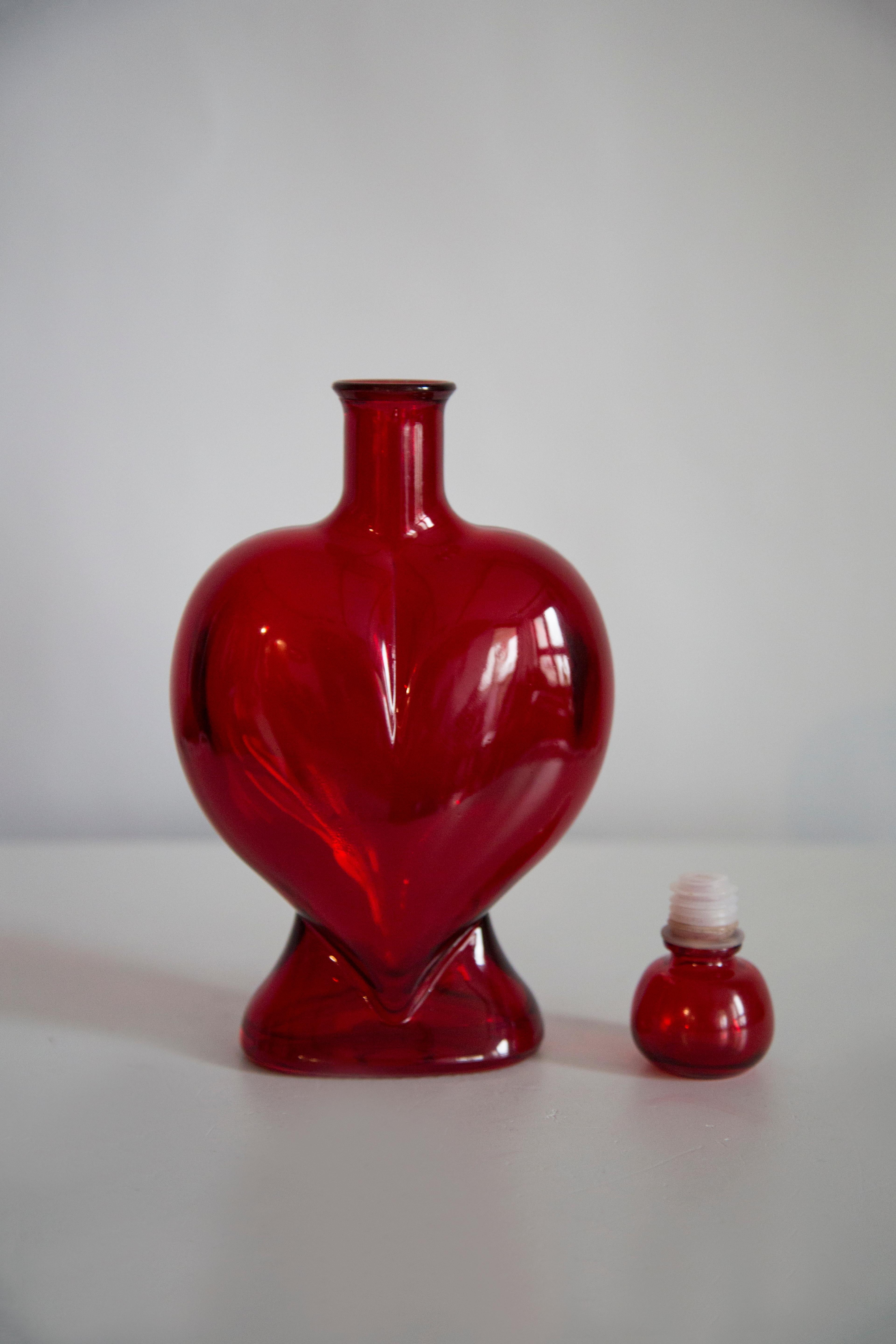 Rote Glas-Mini-Herzflasche mit Stopper aus der Mitte des Jahrhunderts, Italien, 1960er Jahre (Moderne der Mitte des Jahrhunderts) im Angebot