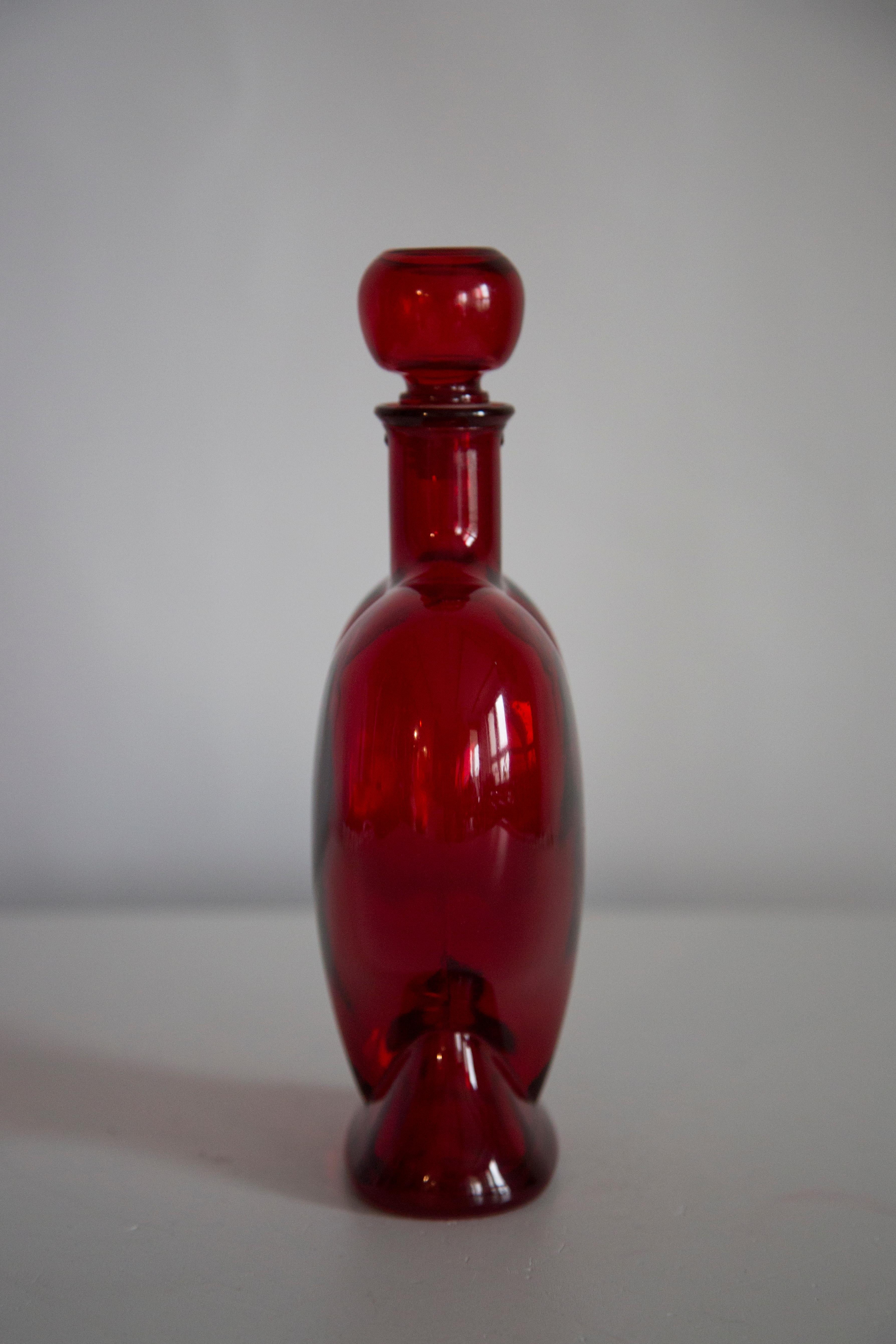 italien Mini bouteille en verre rouge du milieu du siècle avec bouchon, Italie, années 1960 en vente