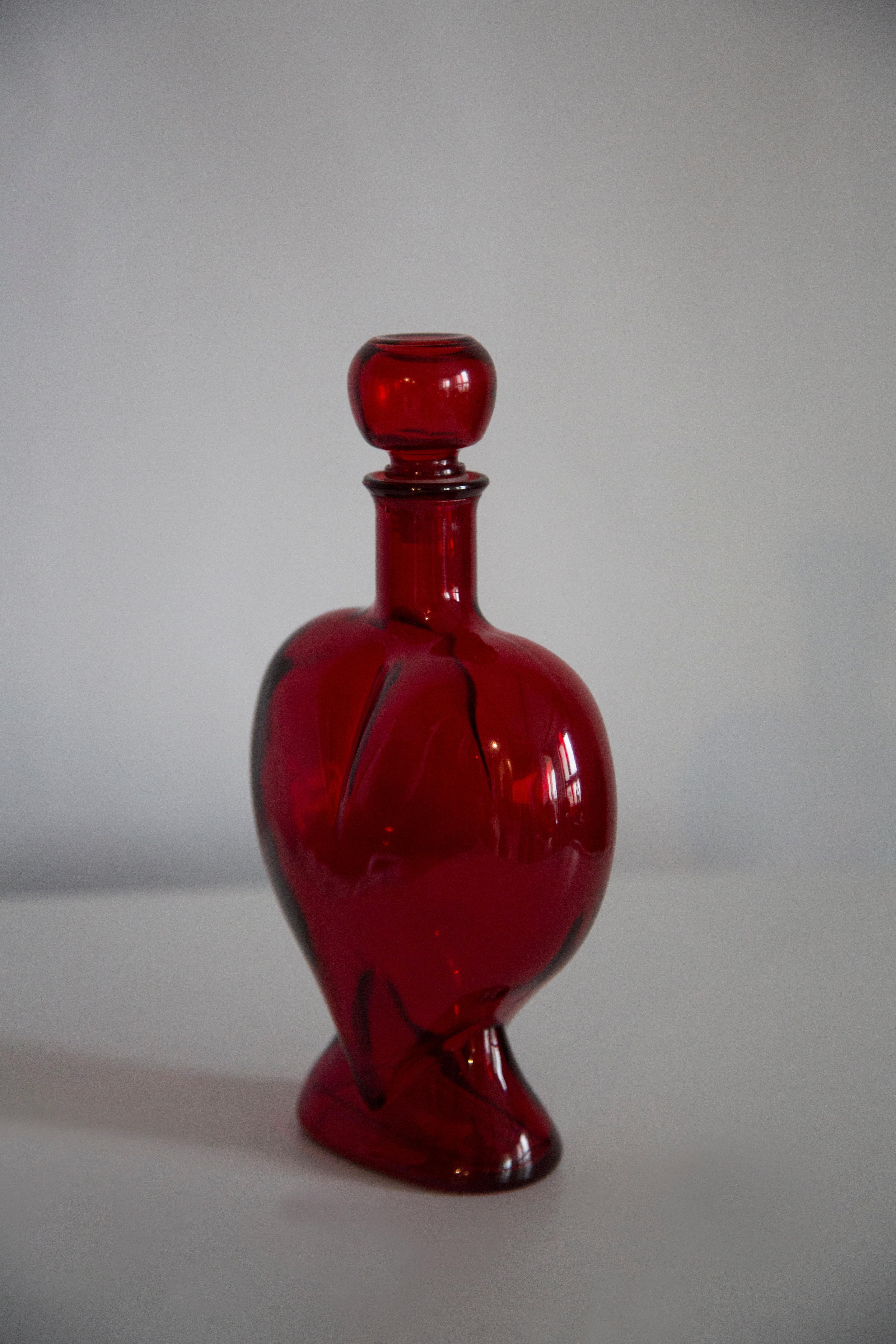 Mini bouteille en verre rouge du milieu du siècle avec bouchon, Italie, années 1960 Bon état - En vente à 05-080 Hornowek, PL