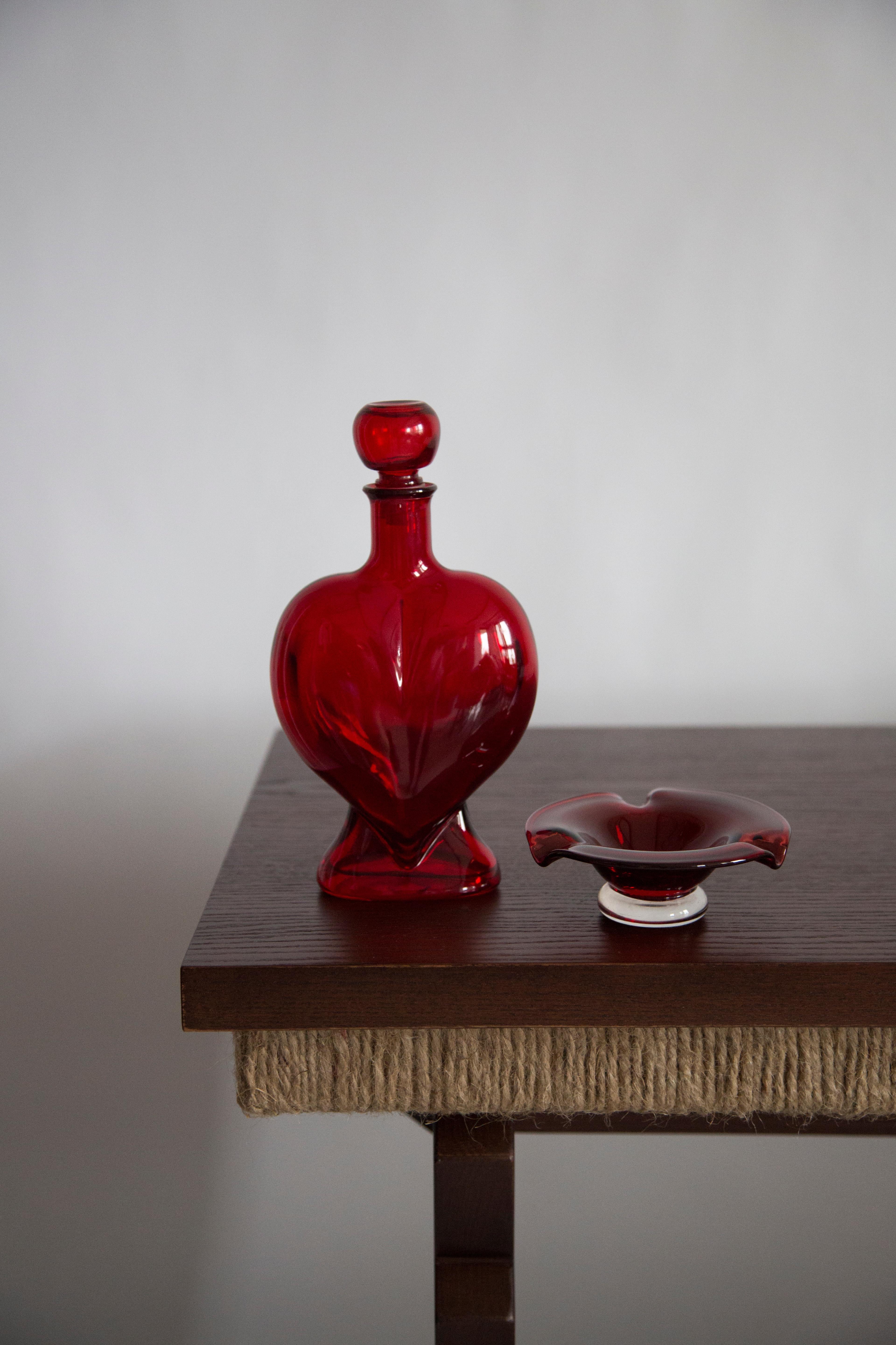 XX secolo Mini bottiglia a cuore in vetro rosso di metà secolo con tappo, Italia, anni '60 in vendita