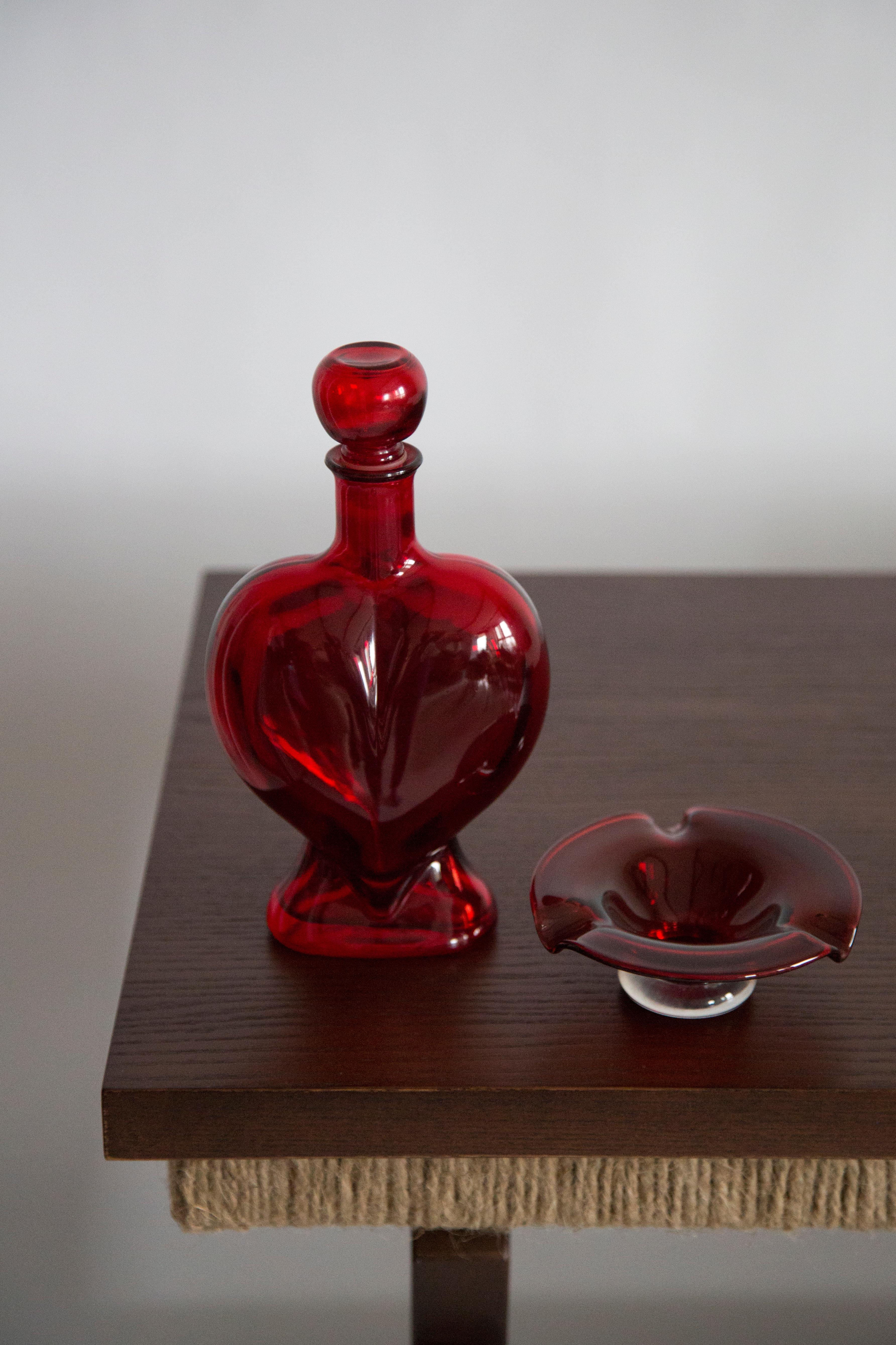 Vetro Mini bottiglia a cuore in vetro rosso di metà secolo con tappo, Italia, anni '60 in vendita