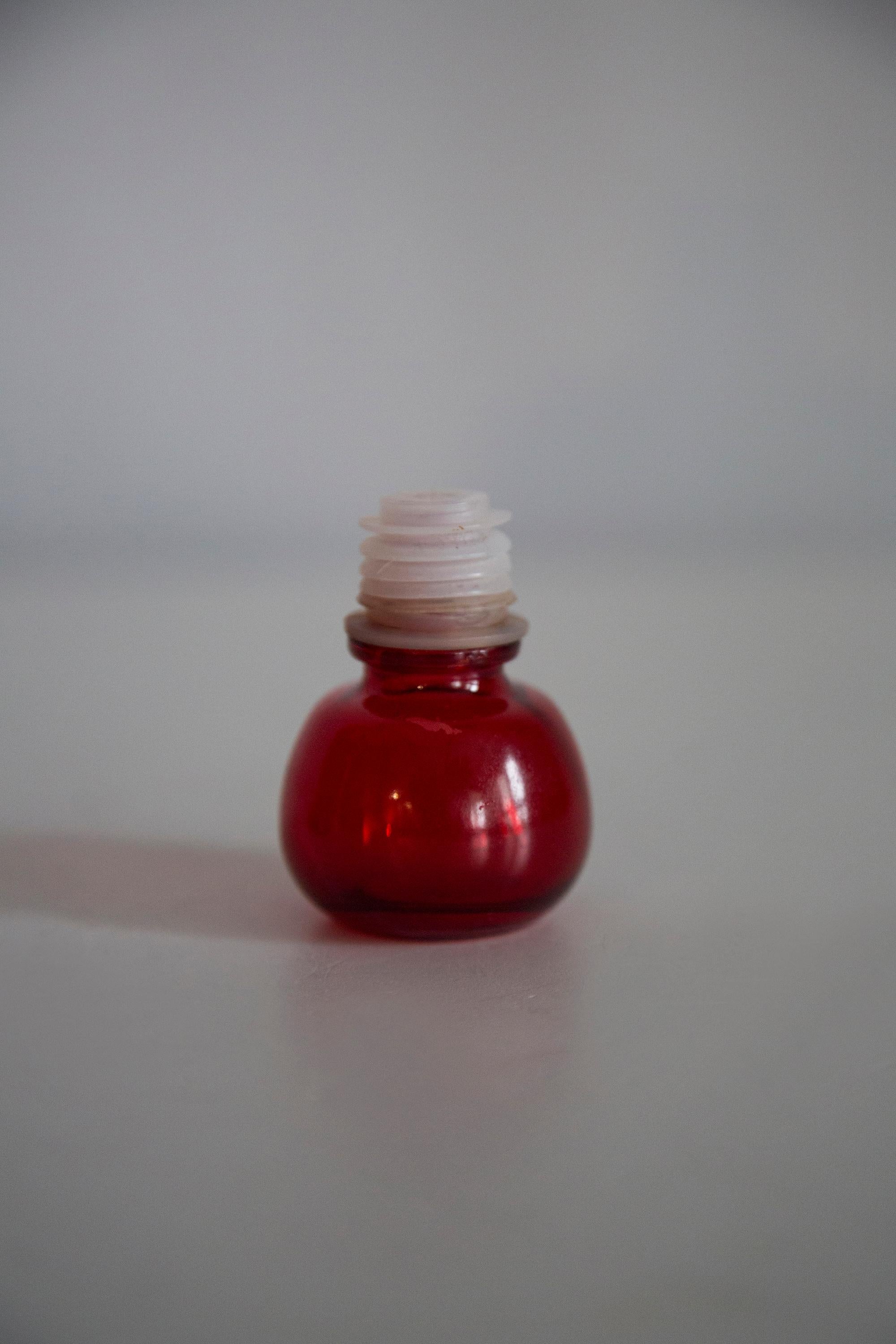 Rote Glas-Mini-Herzflasche mit Stopper aus der Mitte des Jahrhunderts, Italien, 1960er Jahre im Angebot 2