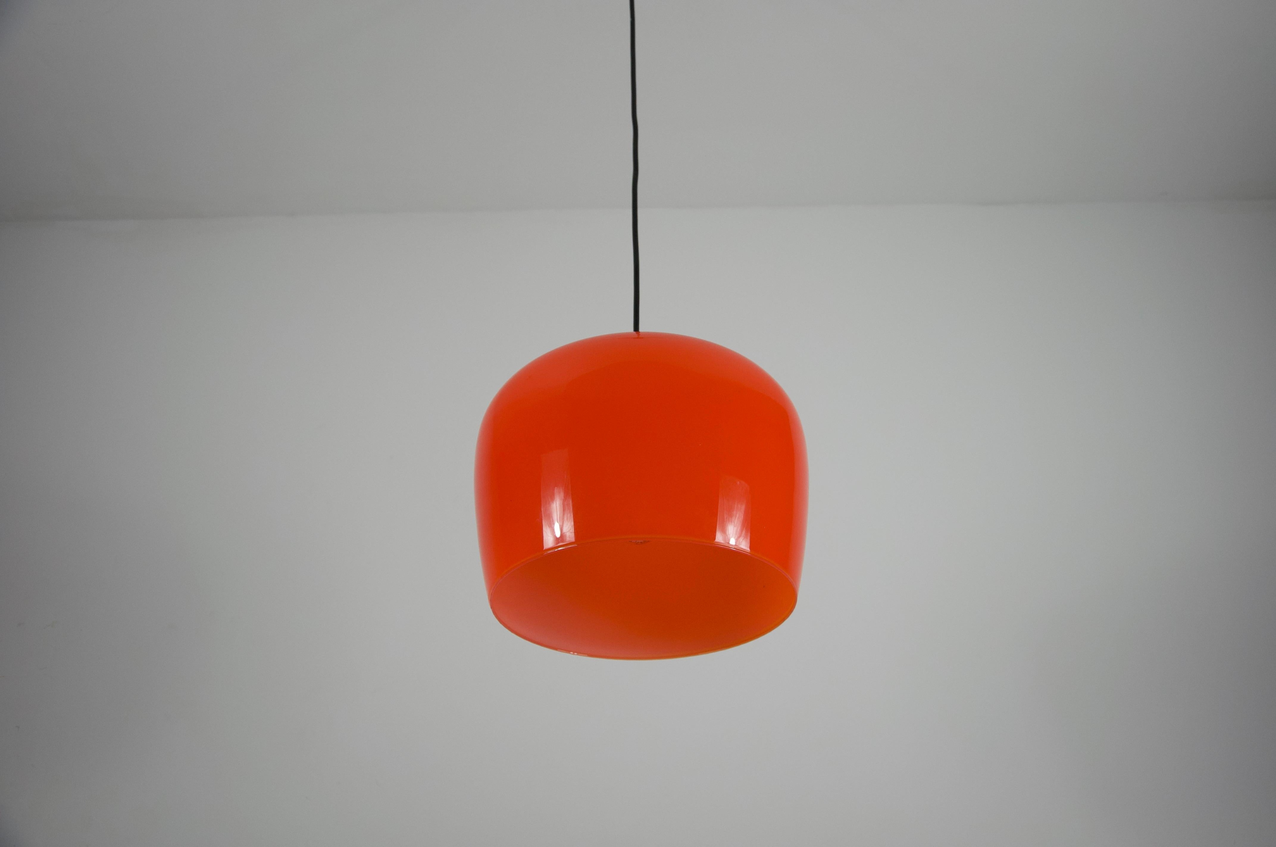 Lampada a sospensione in vetro rosso di metà secolo, Italia, anni '60 in vendita 4