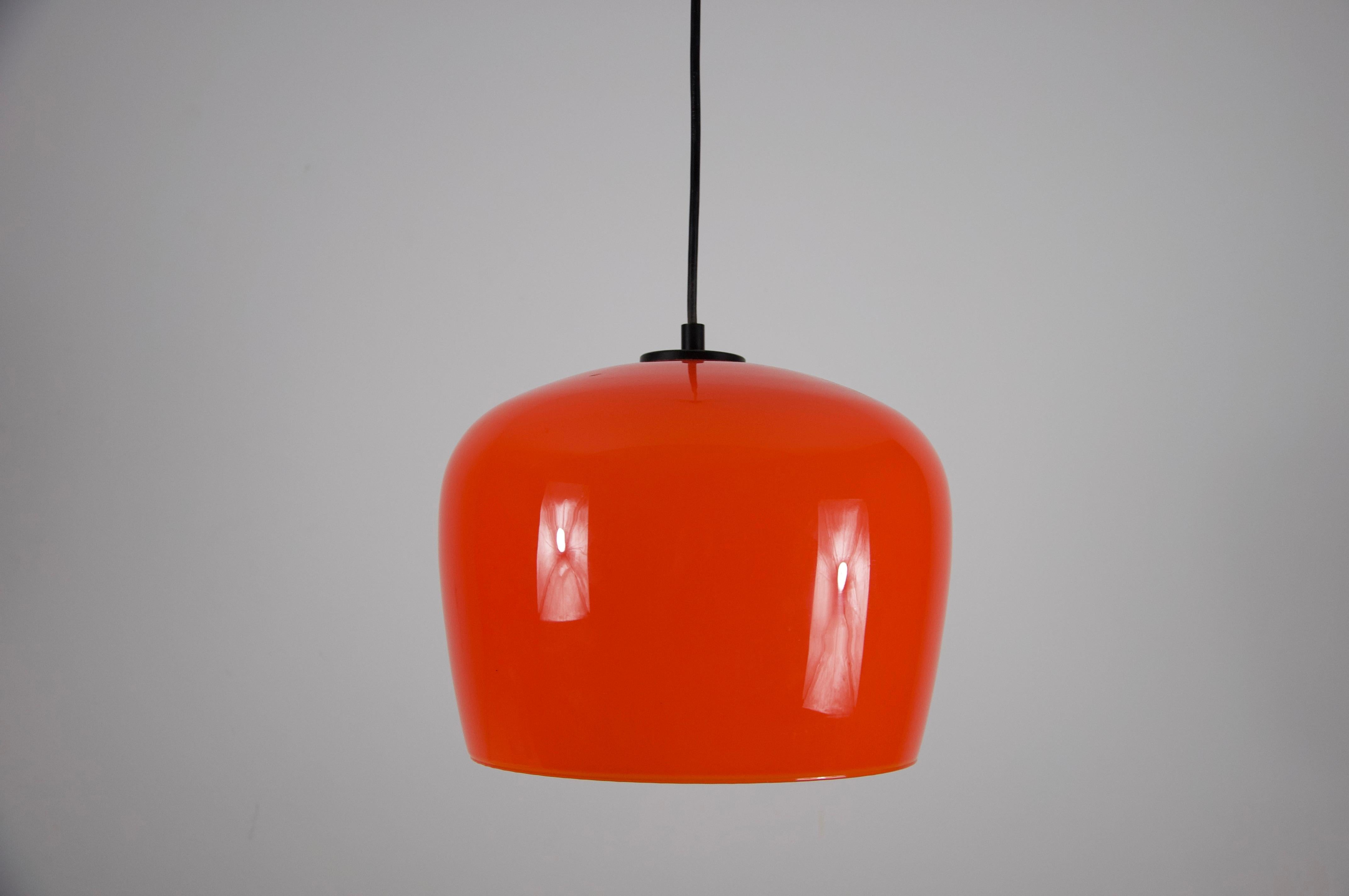 Lampada a sospensione in vetro rosso di metà secolo, Italia, anni '60 in vendita 6