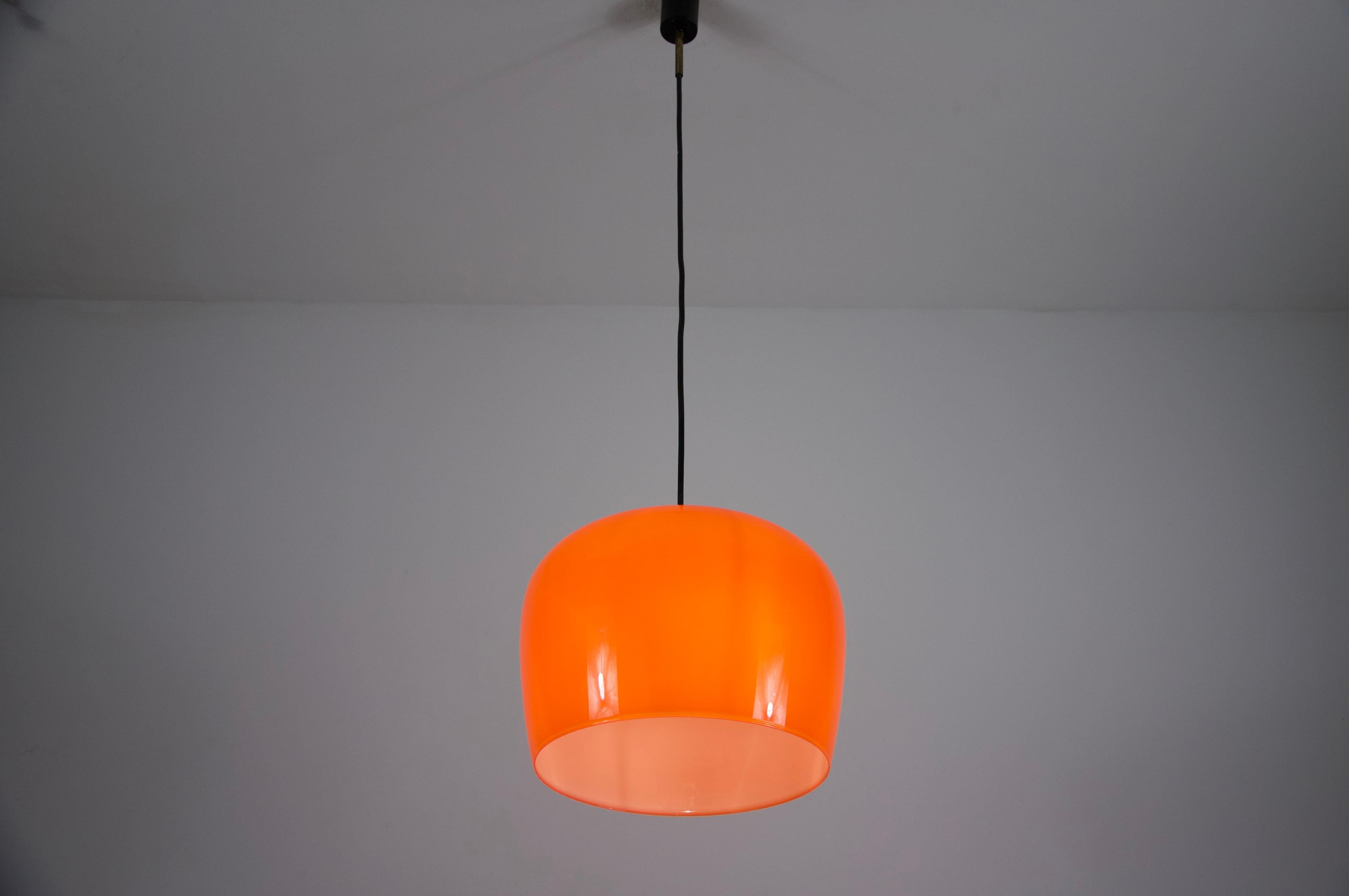 Mid-Century moderno Lampada a sospensione in vetro rosso di metà secolo, Italia, anni '60 in vendita