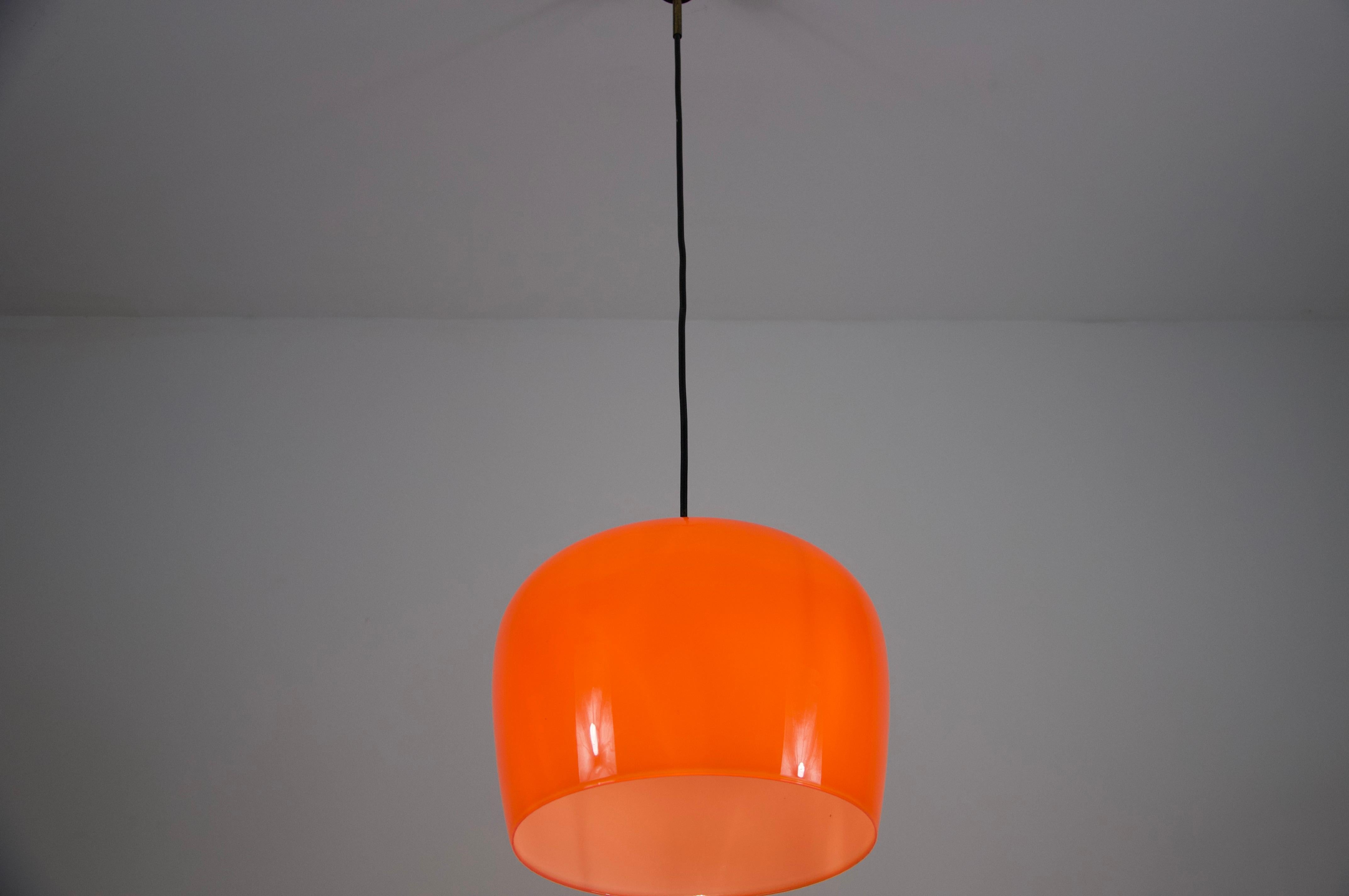 Italiano Lampada a sospensione in vetro rosso di metà secolo, Italia, anni '60 in vendita