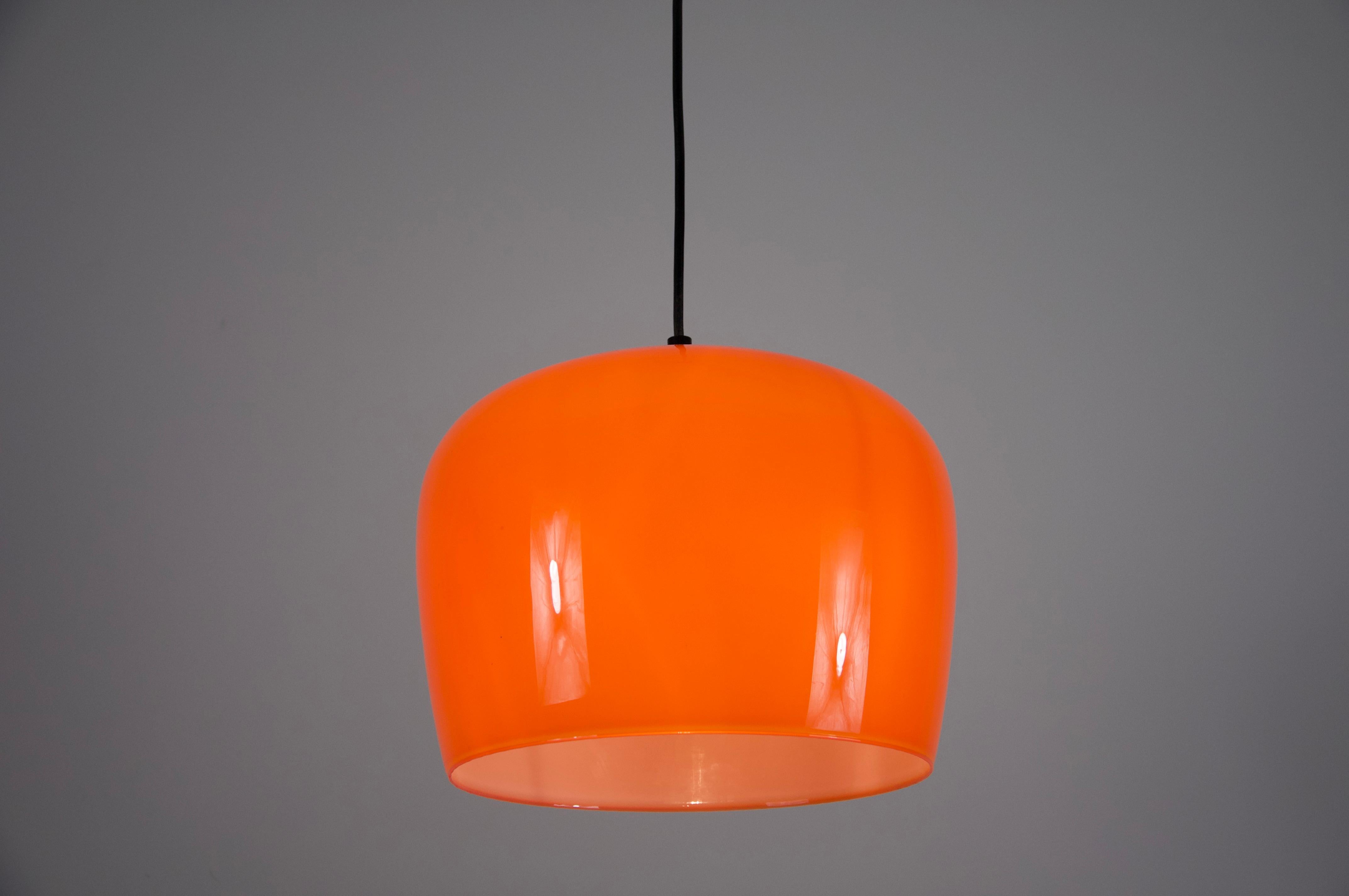 Lampada a sospensione in vetro rosso di metà secolo, Italia, anni '60 In condizioni buone in vendita a Hagenbach, DE