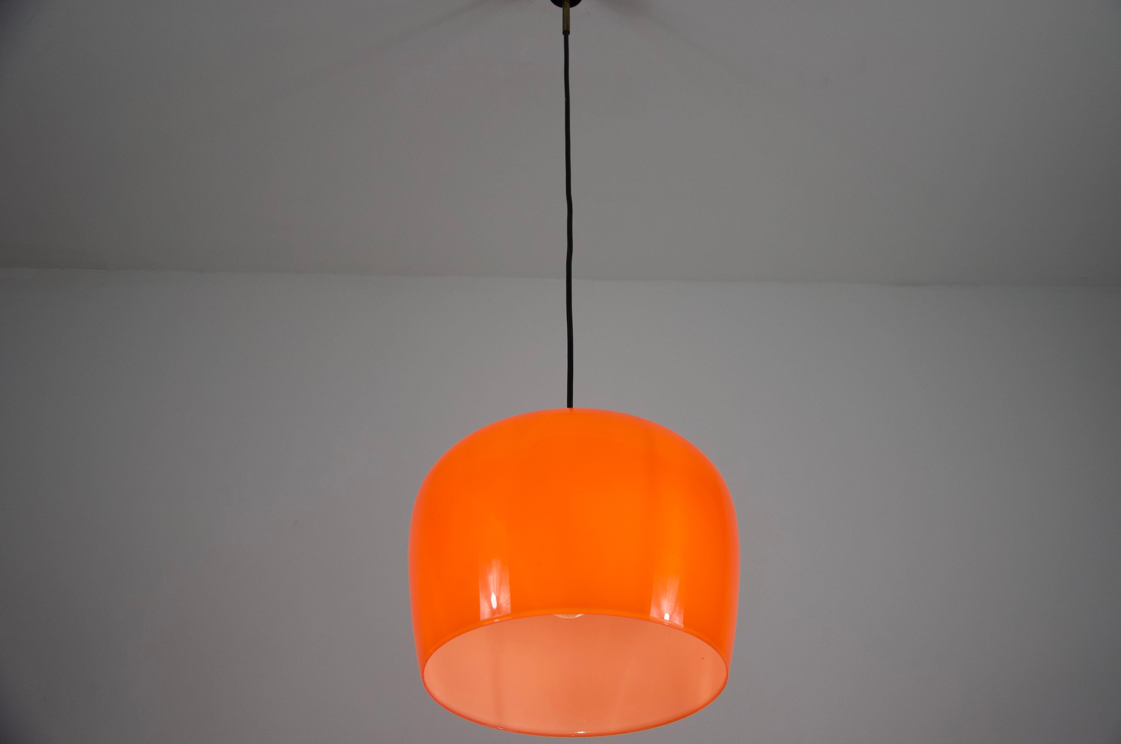 Metà XX secolo Lampada a sospensione in vetro rosso di metà secolo, Italia, anni '60 in vendita