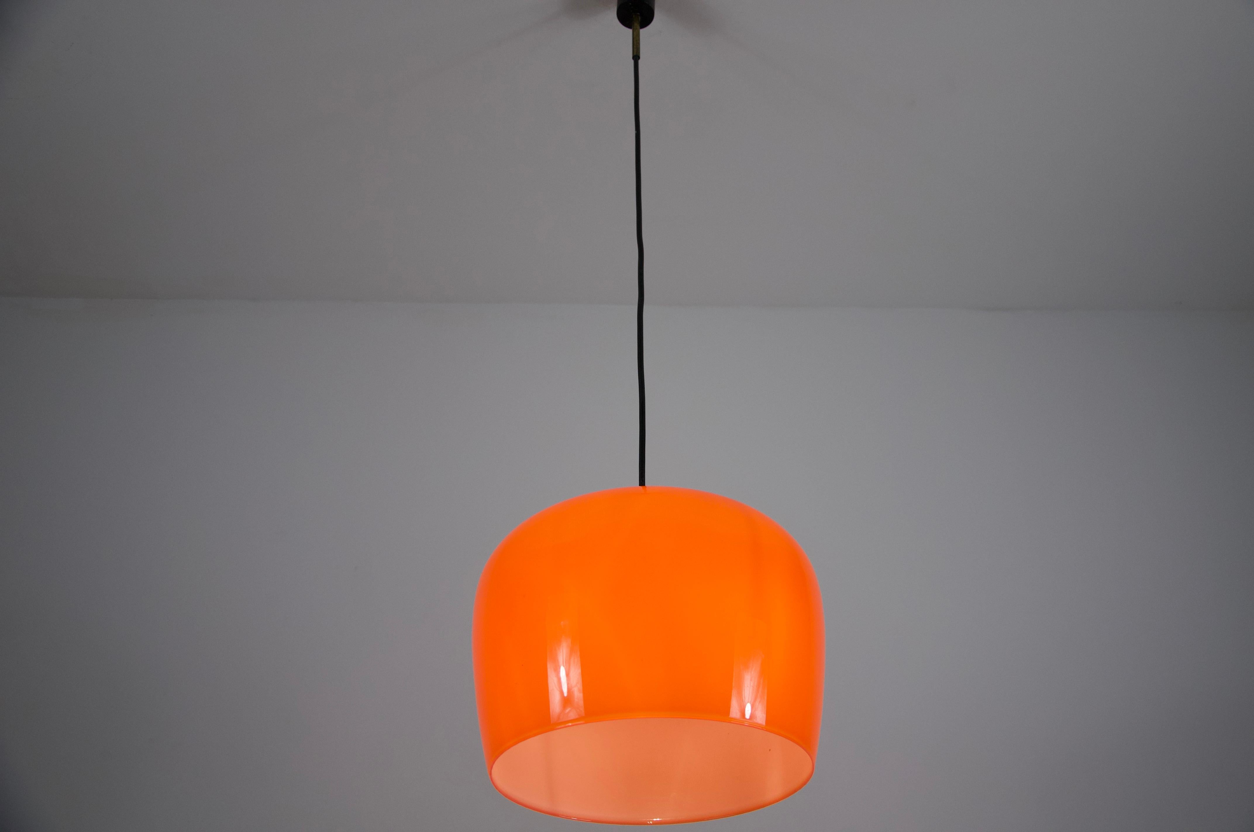 Ottone Lampada a sospensione in vetro rosso di metà secolo, Italia, anni '60 in vendita