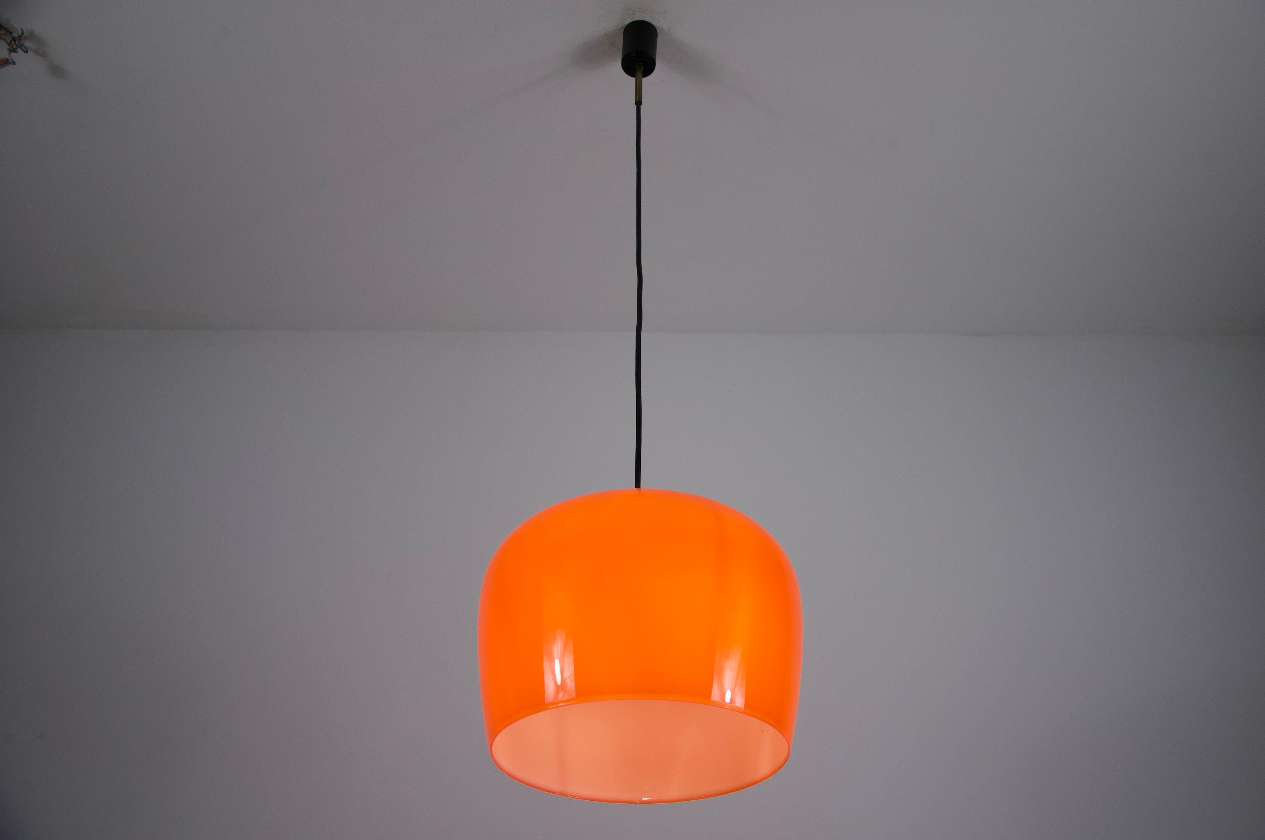 Lampada a sospensione in vetro rosso di metà secolo, Italia, anni '60 in vendita 1