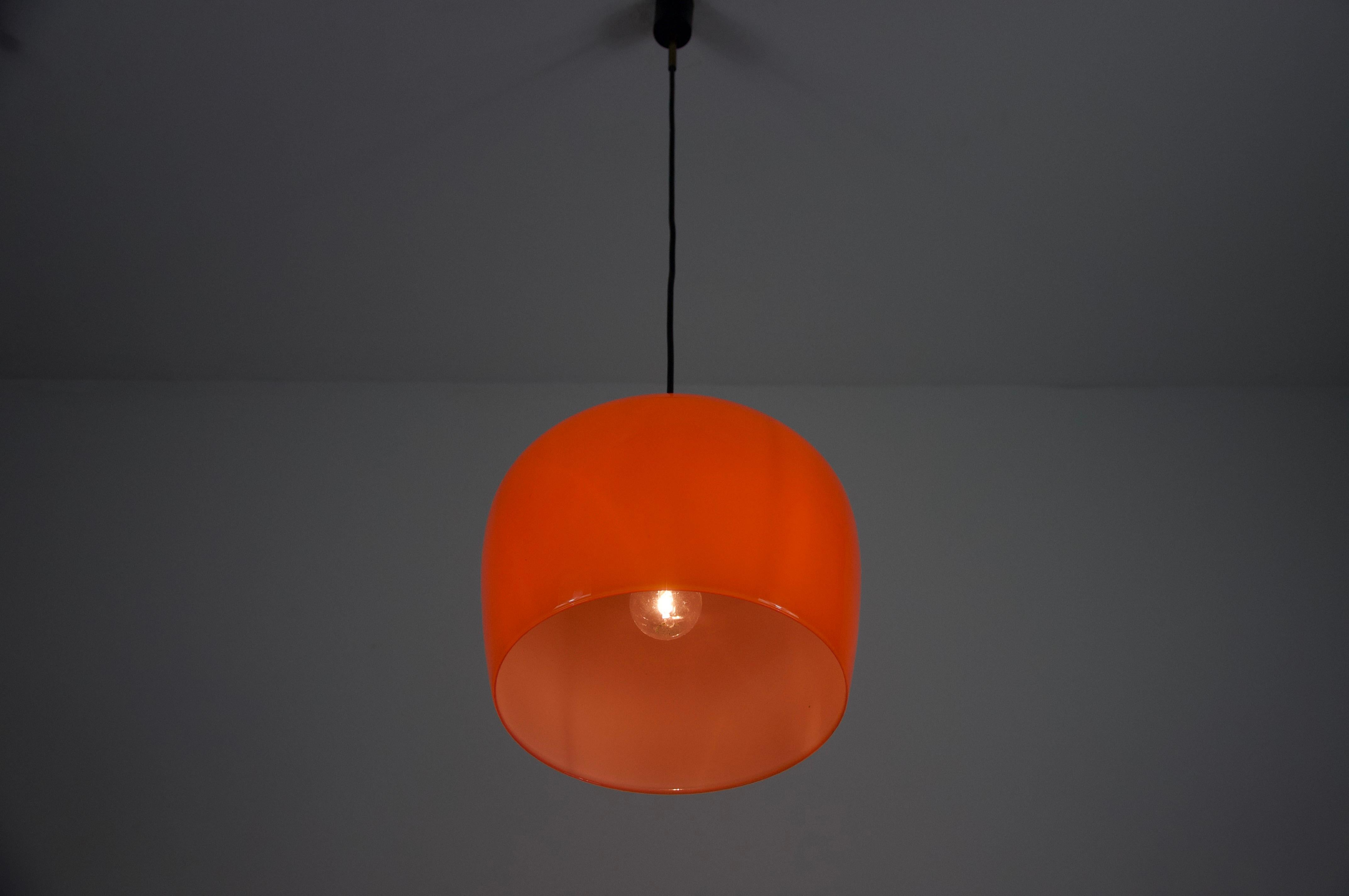 Lampada a sospensione in vetro rosso di metà secolo, Italia, anni '60 in vendita 2