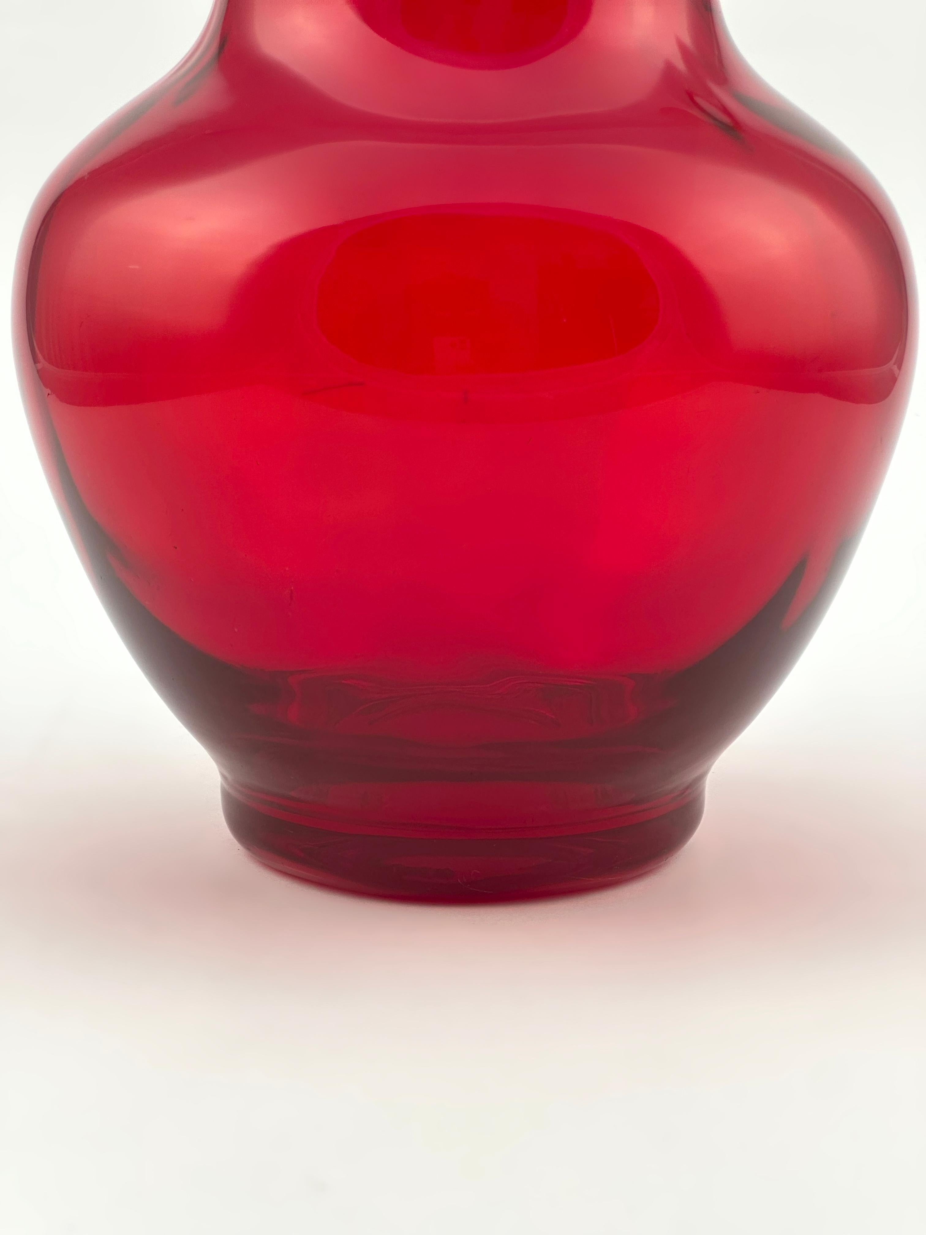 Rote Glasvase aus der Mitte des Jahrhunderts, Modell 9381, Wellenmuster von Whitefriars, ca. 1950er Jahre (Britisch) im Angebot