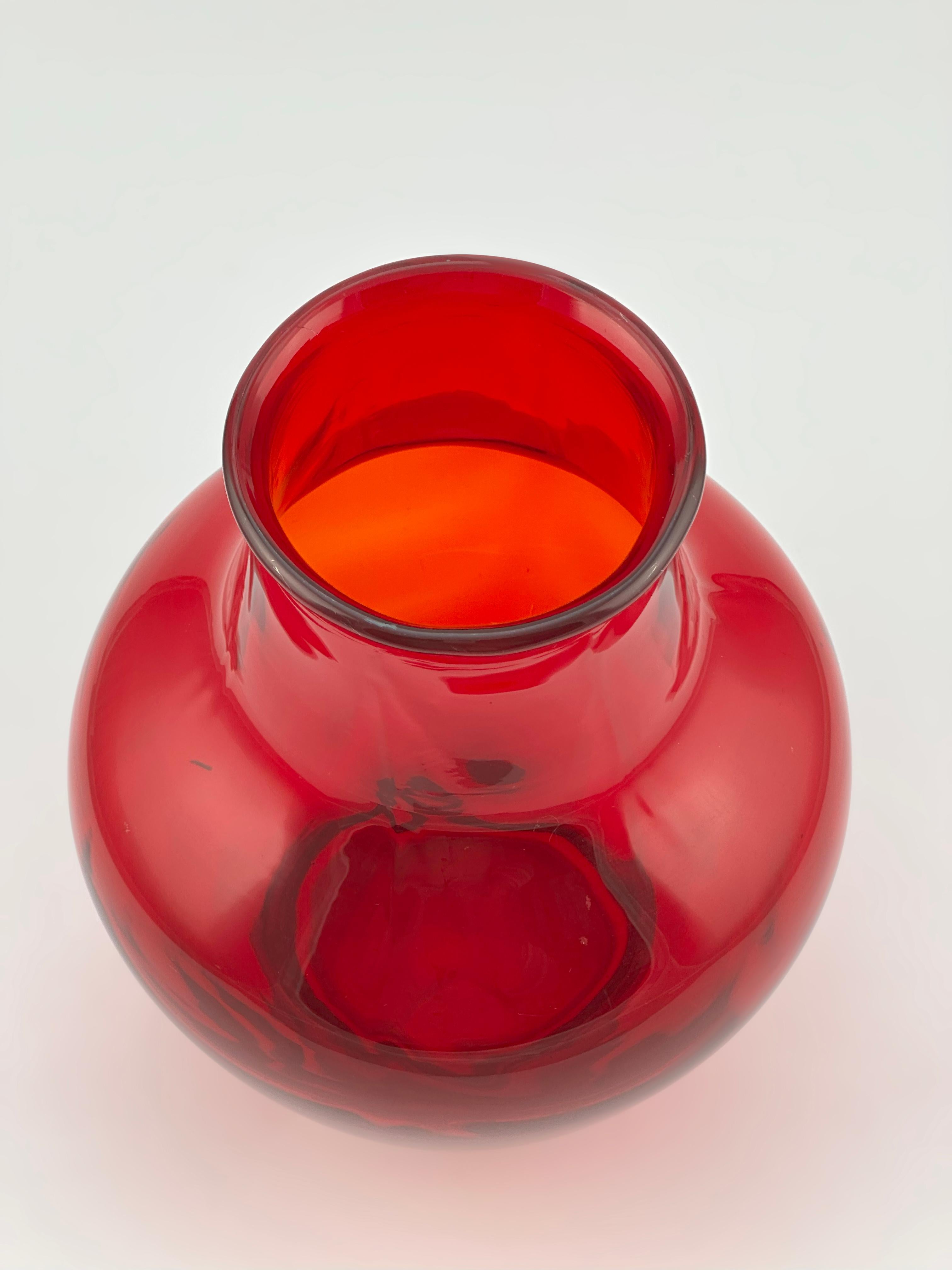 Rote Glasvase aus der Mitte des Jahrhunderts, Modell 9381, Wellenmuster von Whitefriars, ca. 1950er Jahre (Handgefertigt) im Angebot