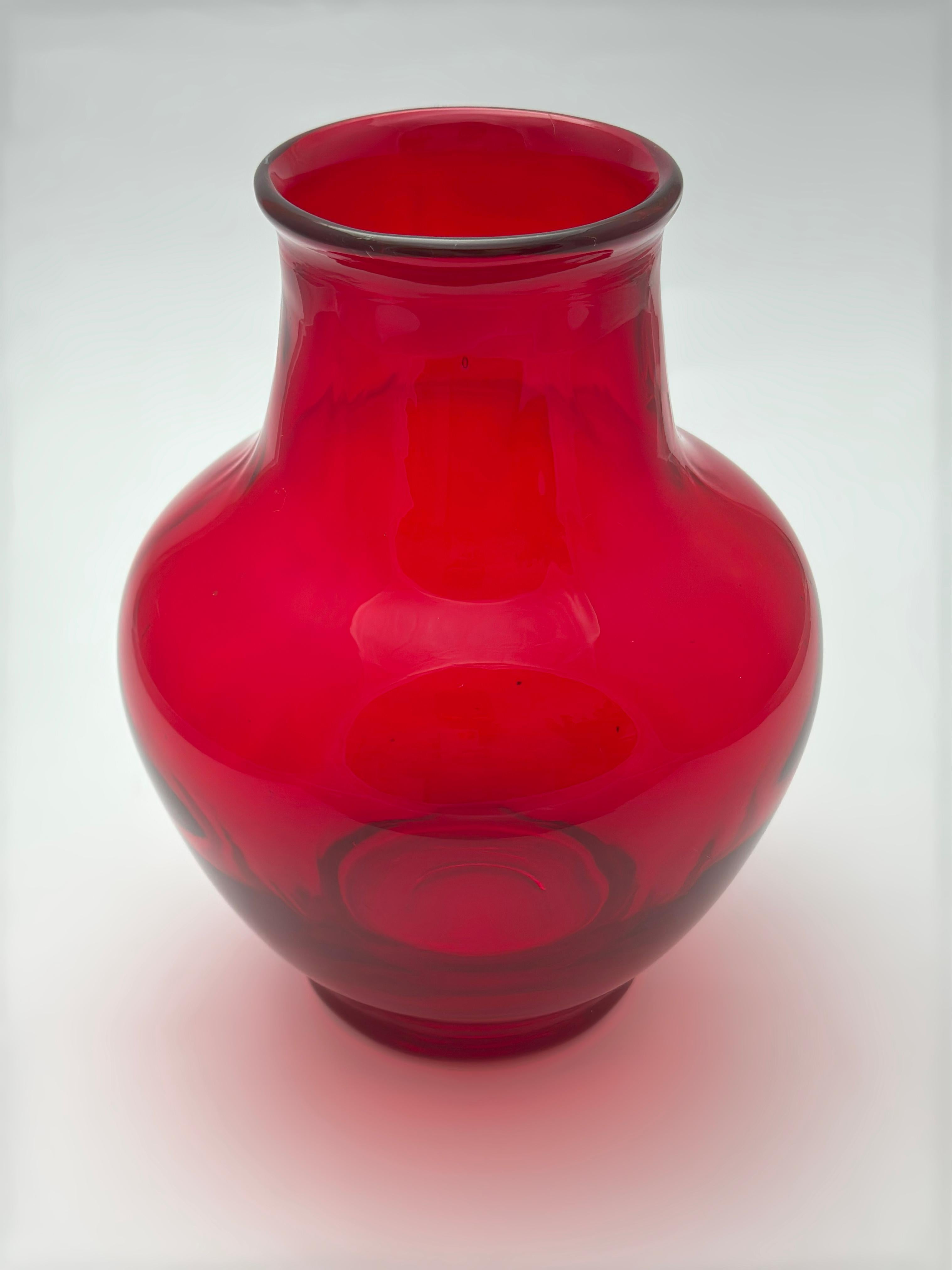 Rote Glasvase aus der Mitte des Jahrhunderts, Modell 9381, Wellenmuster von Whitefriars, ca. 1950er Jahre im Zustand „Gut“ im Angebot in Glasgow, GB