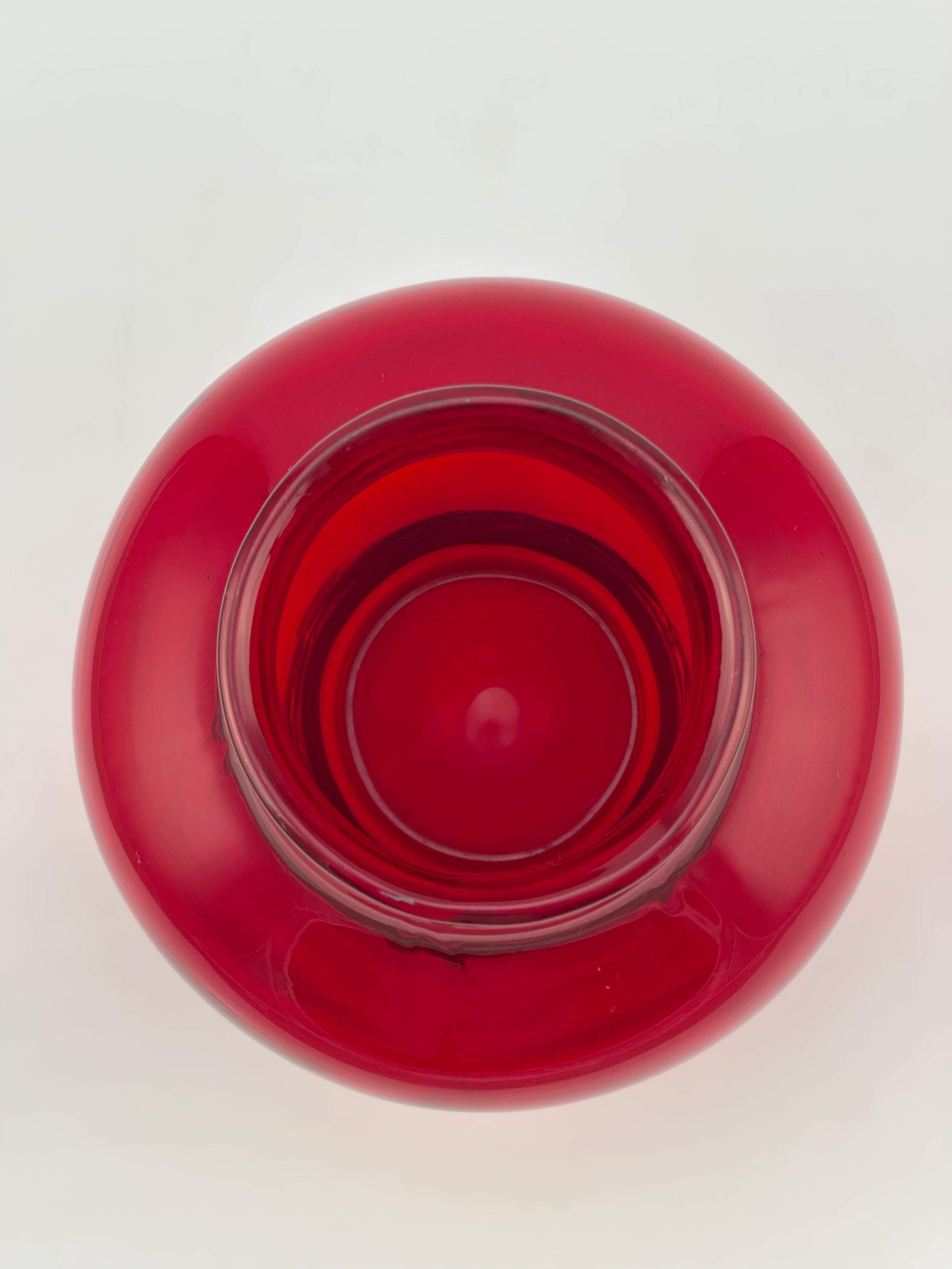 Rote Glasvase aus der Mitte des Jahrhunderts, Modell 9381, Wellenmuster von Whitefriars, ca. 1950er Jahre (20. Jahrhundert) im Angebot