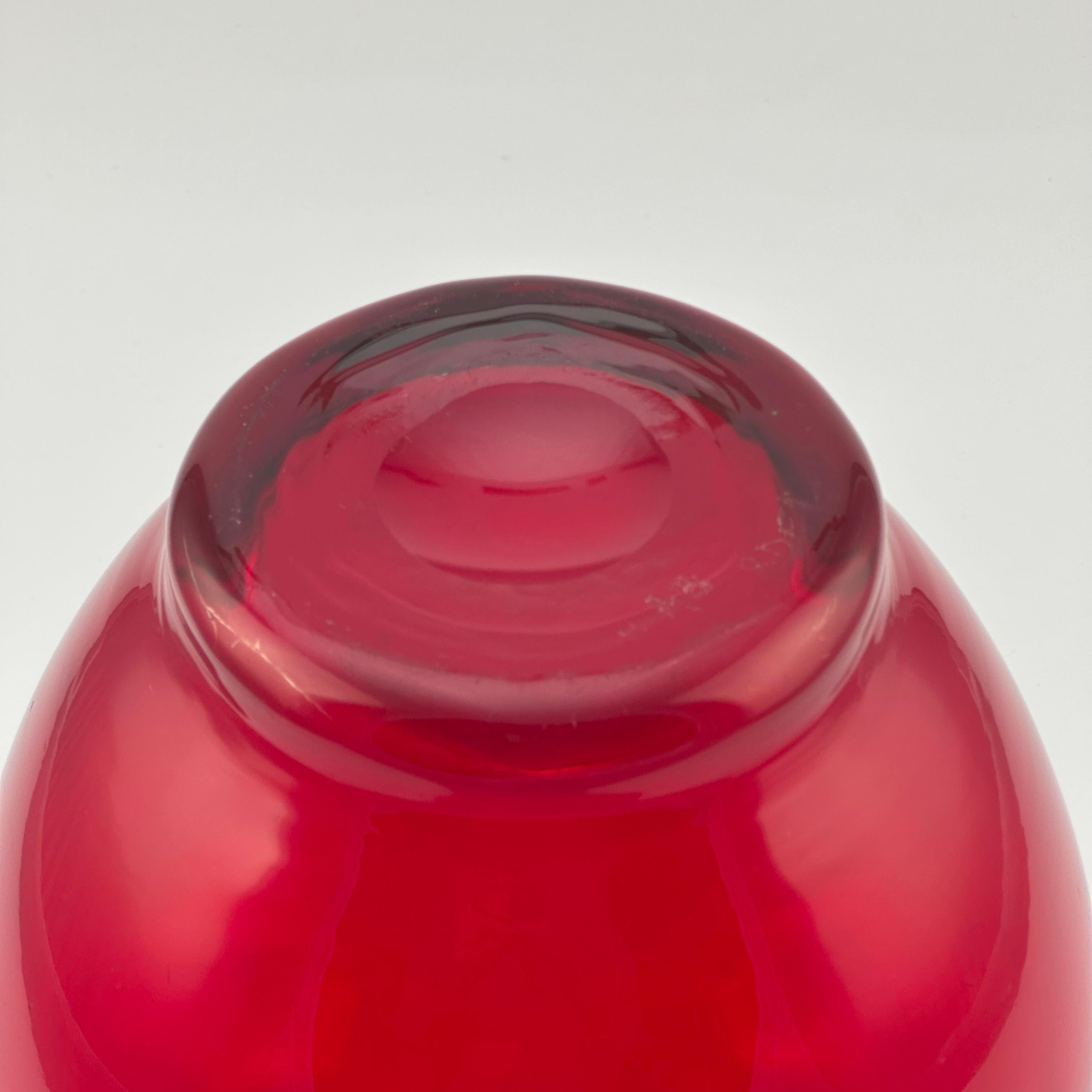 Rote Glasvase aus der Mitte des Jahrhunderts, Modell 9381, Wellenmuster von Whitefriars, ca. 1950er Jahre im Angebot 1