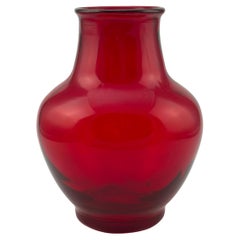 Jarrón de cristal rojo de mediados de siglo, modelo 9381, diseño ondulado de Whitefriars c.1950