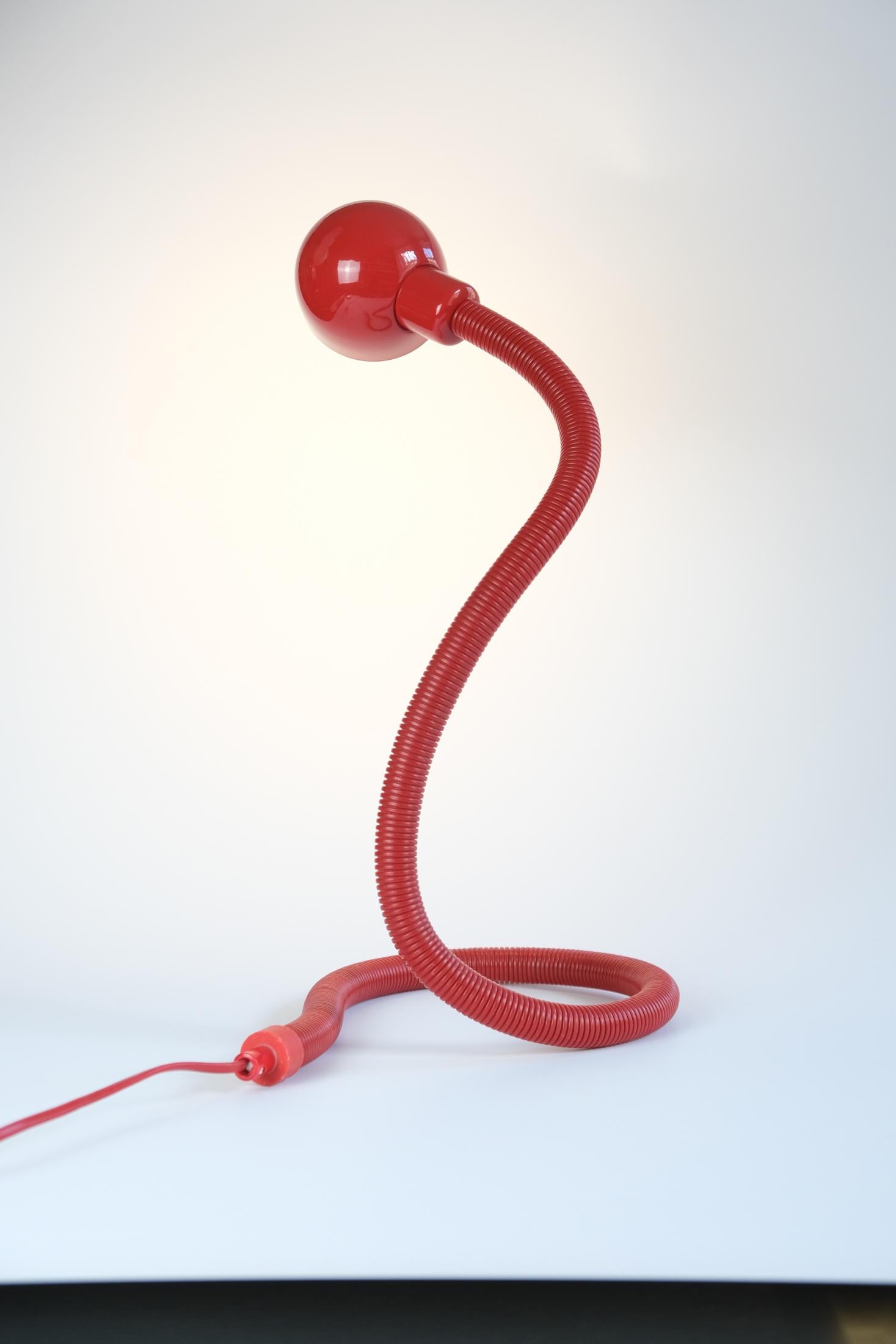 Verstellbare Mid-Century-Tischlampe „Hebi“, rot, Valenti, 1970er Jahre (Italienisch) im Angebot